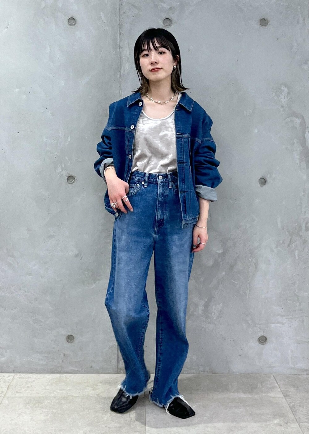 「24SS春の新作、KURO、クロ、ベロア、Tシャツ、2way、別注、サロンアダムエロペ、Gabriela Coll Garments、ガブリエラコールガーメンツ、ブルー、デニム、ジャケット、インディゴブルー、ベージュ」｜「SALON adam et rope'のクラッシュベロア2WAYロングスリーブTシャツ【セットアップ対応・洗える】（Tシャツ/カットソー、ベージュ系）」を使った、michiruさん（レディース・156cm）の冬コーディネートの2枚目の写真