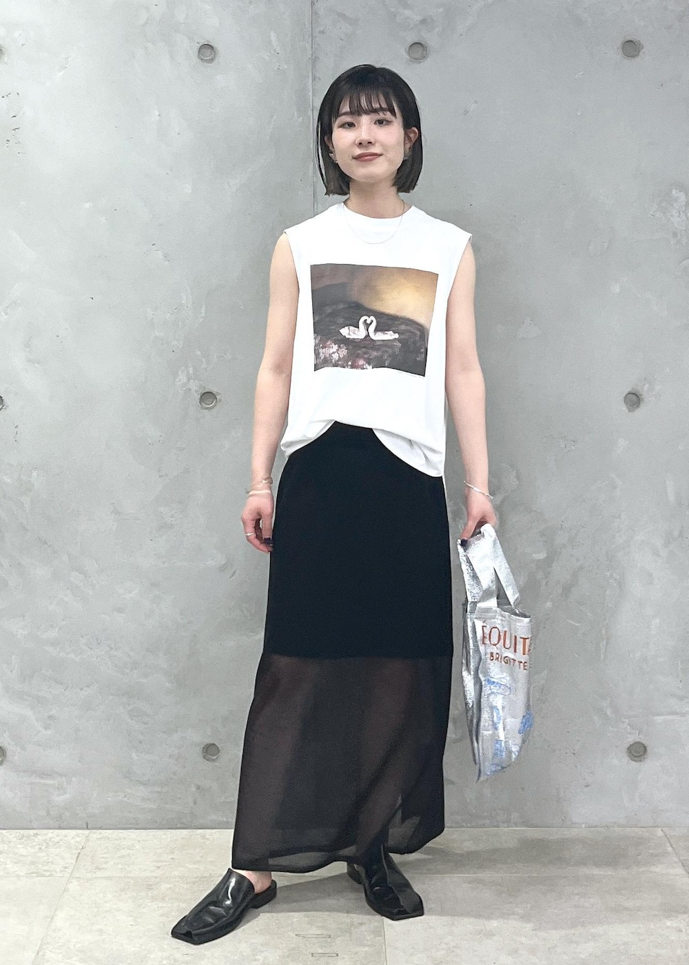「Alec Soth、Tシャツ、シアー、Gabriela Coll Garments、BRIGITTE TANAKA × SALON、BRIGITTE TANAKA、ブリジットタナカ、シルバー、トートバッグ、ブラック、ホワイト、プルオーバー、ノースリーブ、スカート、タイトスカート」｜「SALON adam et rope'のシアーナローニットスカート【洗える】（スカート、ブラック系）」を使った、michiruさん（レディース・156cm）の春コーディネートの5枚目の写真