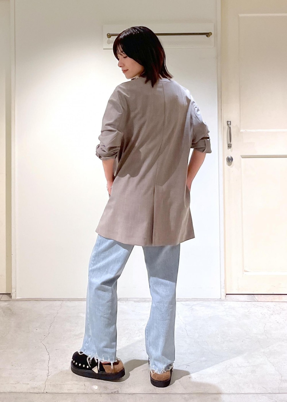 「新作、ホワイト、KURO for SALON、KURO、MOHI、サボ、グレー、チェーンバッグ、クラッチバッグ、ジャケット、オーバーサイズ、ノーカラー、ブルー、デニム、ブラック」|「SALON adam et rope'の【2WAY】レザースクエアチェーンクラッチショルダーバッグ(ショルダーバッグ、ブラック系)」を使った、michiruさん(レディース・156cm)の夏コーディネートの5枚目の写真