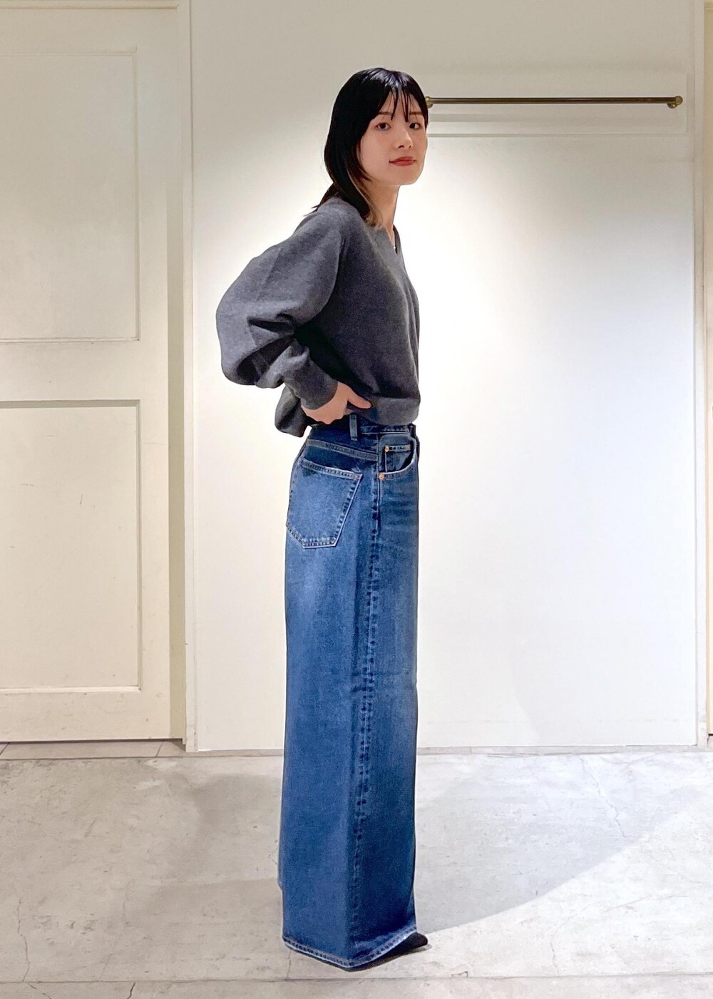 「カシミヤ、ニット、プルオーバー、グレー、Vネック、ショール、バンダナ、ワイドパンツ、バギーパンツ、デニム、ネイビー、REMME、ショートブーツ、ヒールブーツ、レザー」|「SALON adam et rope'の【REMME(レメ)】アンクルブーツ 5センチピンヒール(ブーツ、ブラック系)」を使った、michiruさん(レディース・156cm)の秋コーディネートの6枚目の写真