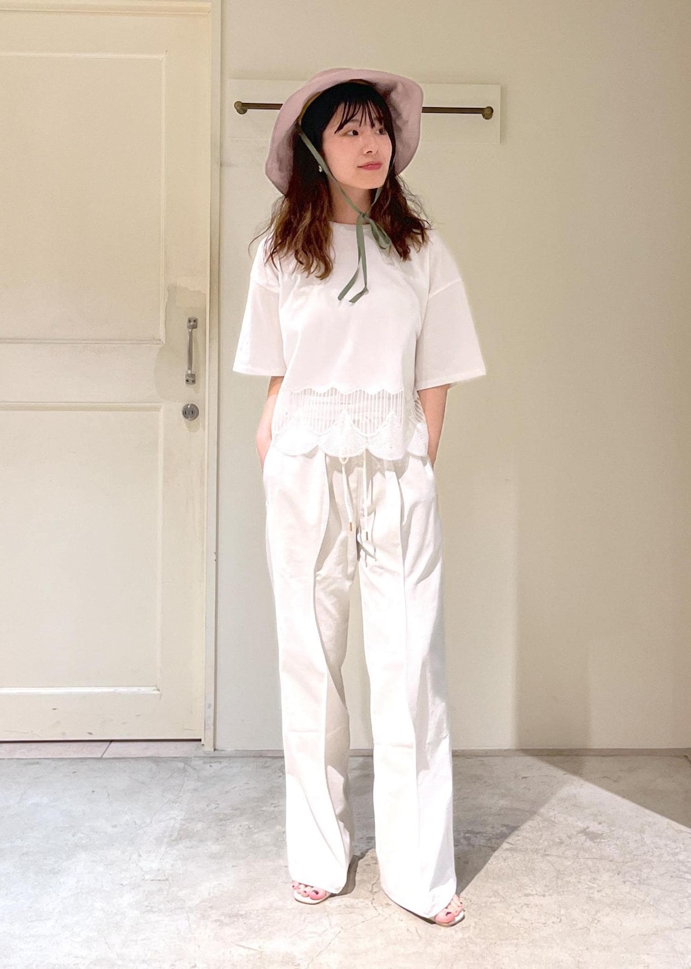 「VELVETY INDIGO BLUE BLACK、CATERPILLAR PANTS、レザー、BAGMATI、シルバー、2025JUNPRESS対象商品、chisaki、Shima、帽子、ピンク、春コーデ、初夏コーデ、夏コーデ、デートコーデ、お出かけコーデ」|「SALON adam et rope'のヒールトングサンダル(サンダル、グレー系)」を使った、michiruさん(レディース・156cm)の春コーディネートの8枚目の写真