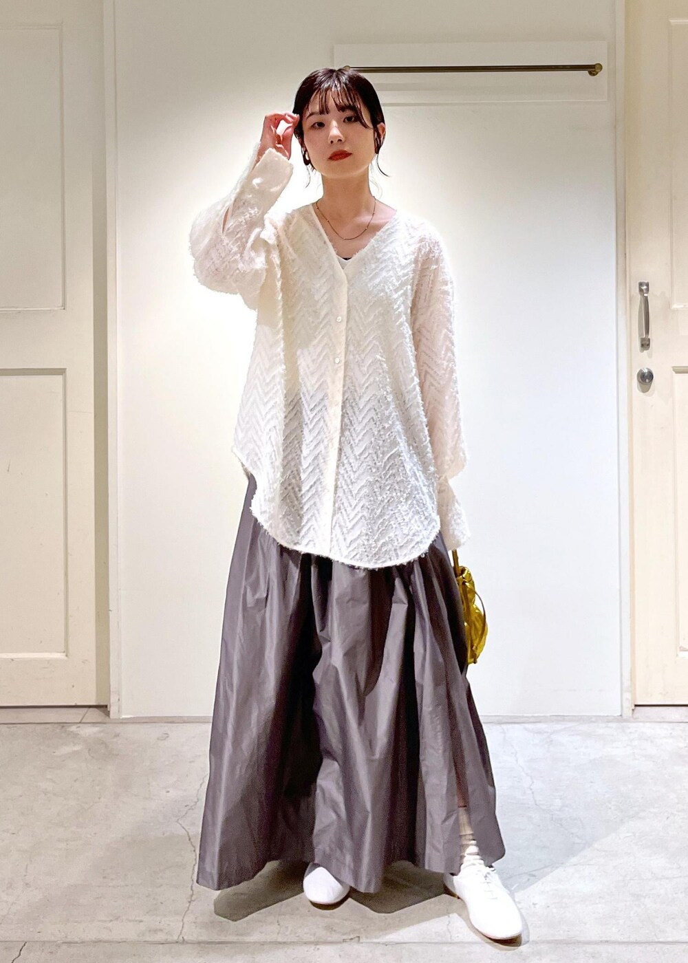 「新作、ジャガード、シャツ、ブラウス、羽織り、タフタ、porselli、ジャズシューズ、CreamyCotton、クリーミーコットン、靴下、チェーンバッグ、ハンドバッグ、イエロー、フリンジ」｜「E.PORSELLIの【porselli（ポルセリ）】jazz shoes solid/ジャズシューズ（その他シューズ、ホワイト系）」を使った、michiruさん（レディース・156cm）の秋コーディネートの4枚目の写真
