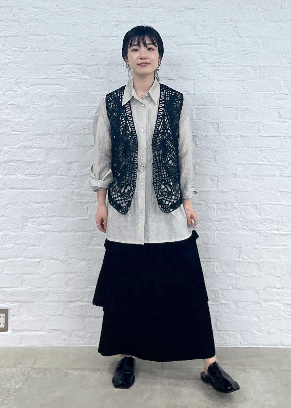 「24SS春の新作、Americana for SALON、Americana、アメリカーナ、別注、2way、カシュクール、レース、ジレ、サロンアダムエロペ、プリーツ、フラットシューズ、Gabriela Coll Garments、ガブリエラコールガーメンツ、24SSSALON展示会」｜「AMERICANAの【Americana for SALON】別注ライトシャインマルチシャツ【セットアップ対応】（シャツ/ブラウス、グレー系）」を使った、michiruさん（レディース・156cm）の冬コーディネートの2枚目の写真