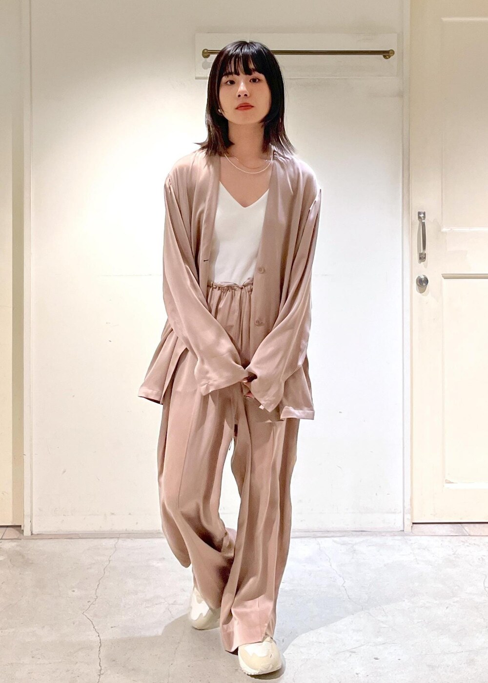 「24SS春の新作、GENTLE SILK、ジェントルシルク、ウォッシャブルシルク、ジャケット、サロンアダムエロペ、イージーパンツ、MOONSTAR、810s、BAGMATI、バグマティ、ショルダーバッグ、カゴバッグ、ERICKA NICOLAS BEGAY、エリッカニコラスビゲイ」|「SALON adam et rope'のGENTLE SILKシャツジャケット【セットアップ対応】(ノーカラージャケット、イエロー系)」を使った、michiruさん(レディース・156cm)の冬コーディネートの6枚目の写真
