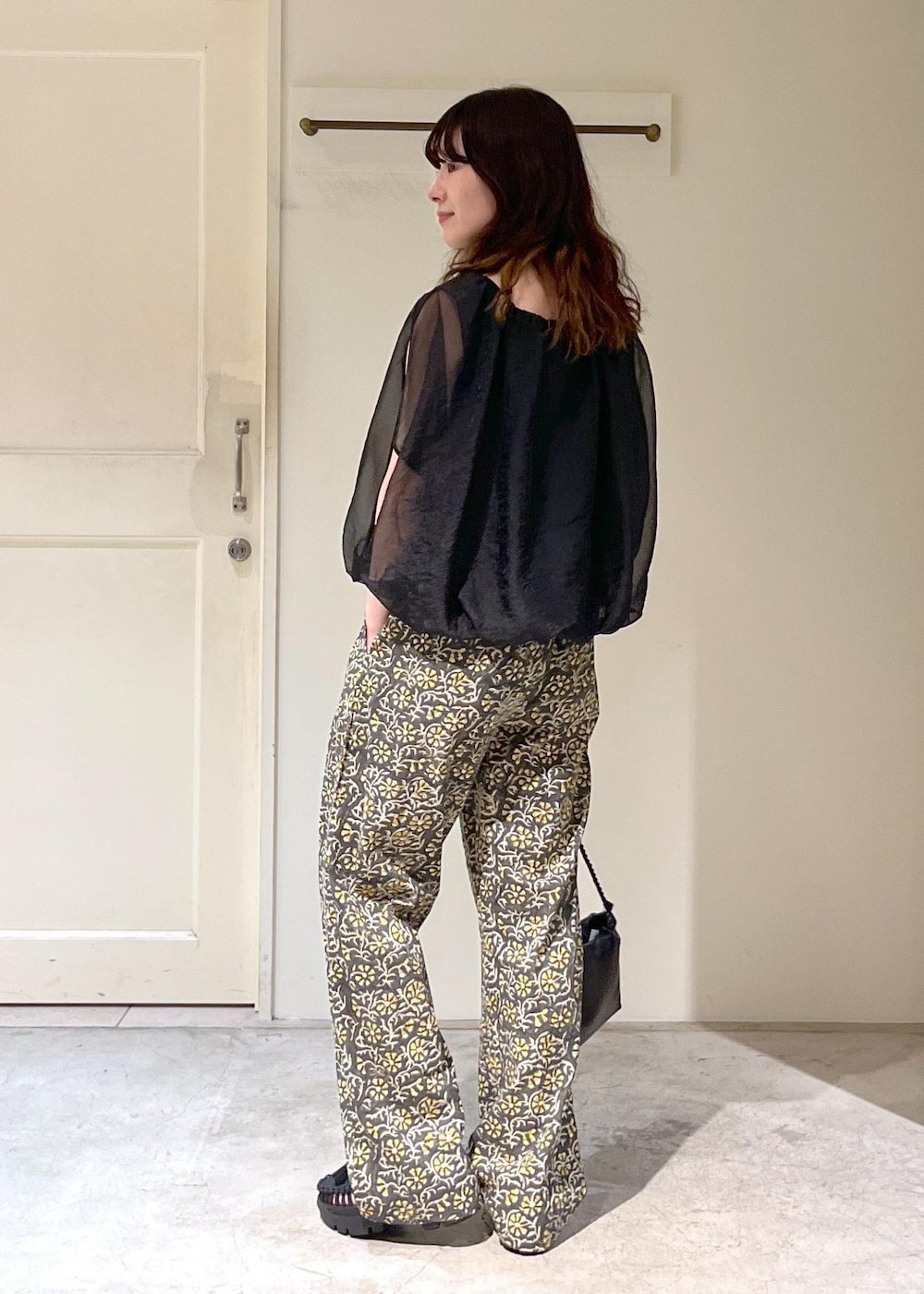 「COUTURE D'ADAM、Block print trousers、柄パンツ、KEEN、UNEEK PLT TASSELL、タッセル、ミニバッグ、レザー、春コーデ、初夏コーデ、夏コーデ、デートコーデ、お出かけコーデ、旅行コーデ、アウトドアコーデ」｜「SALON adam et rope'のスプリットレザードロストミニショルダー/巾着バッグ（ショルダーバッグ、ブラック系）」を使った、michiruさん（レディース・156cm）の春コーディネートの6枚目の写真