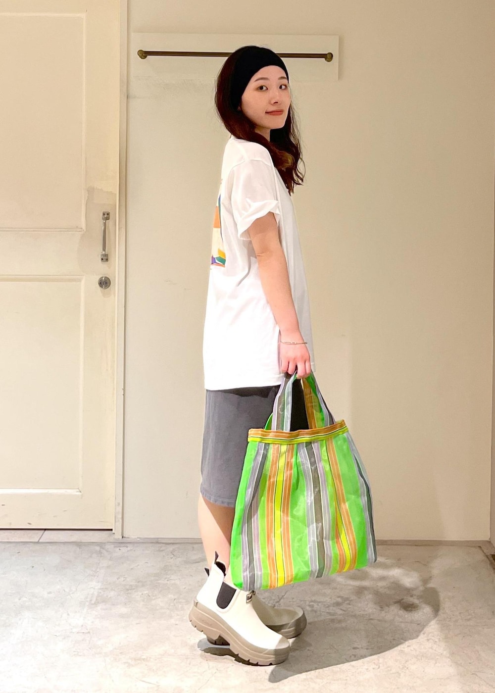 「マティス、Henri Matisse、ミディスカート、チャコール、Barbour、nimbus chelsea welly、長靴、Diminutivo、heyep、Silk Hair Band、初夏コーデ、夏コーデ、お出かけコーデ、アウトドアコーデ、フェスコーデ」｜「SALON adam et rope'のガーメントダイ ミニ裏毛ミディスカート（スカート、グレー系）」を使った、michiruさん（レディース・156cm）の夏コーディネートの5枚目の写真