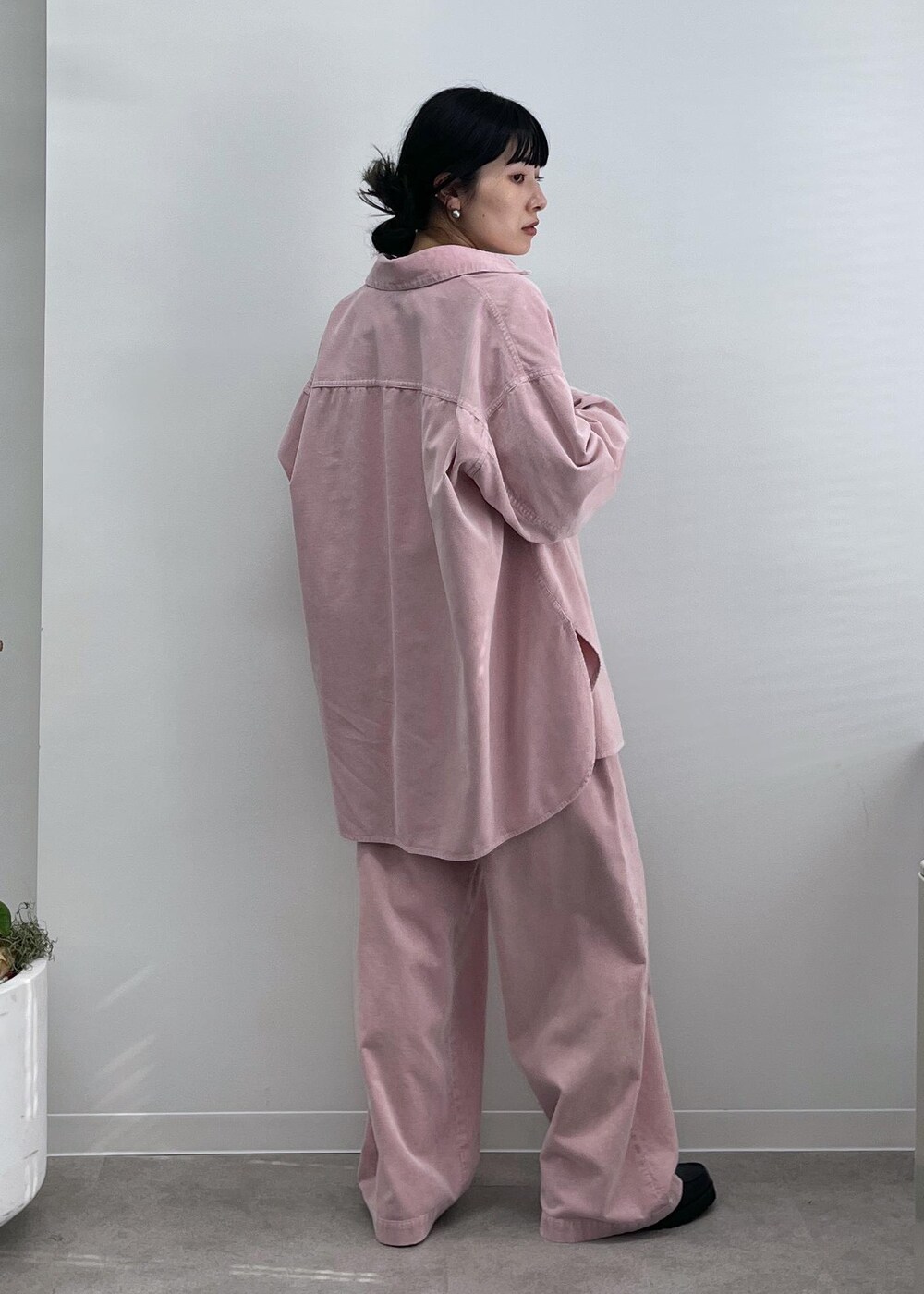 ホワイト系のTシャツ/カットソー、ブラック系のローファー、ピンク系のシャツ/ブラウスを着用したレディースの夏コーディネートの6枚目の写真