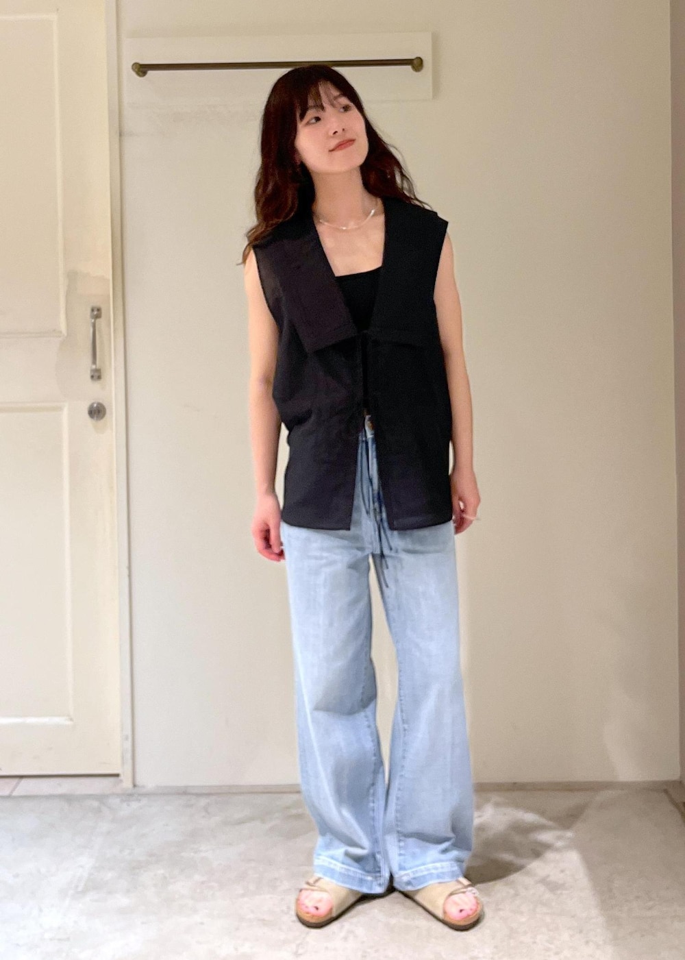 「コットンシルク、ブラック、RED CARD TOKYO、easy SLOGAN、デニム、BIRKENSTOCK、Zurich、ベージュ、BAGMATI、シルバー、初夏コーデ、夏コーデ、デートコーデ、お出かけコーデ、旅行コーデ」｜「SALON adam et rope'のプリマベールファームリーリブタンクトップ［UVケア・洗える］（タンクトップ、ブラック系）」を使った、michiruさん（レディース・156cm）の夏コーディネートの7枚目の写真