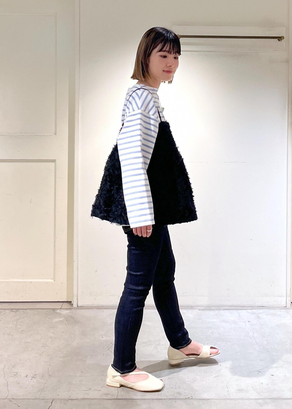 「SAINT JAMES、ウェッソン、ドロップショルダー、ボーダー、KIRYU、redcardtokyo、popup、ハンドバッグ、ブラック、キャミソール、ビスチェ、パンツ、デニム、サンダル、サロンアダムエロペ」｜「SALON adam et rope'のジャガードワンハンドルバッグ（ハンドバッグ、ブラック系）」を使った、michiruさん（レディース・156cm）の春コーディネートの6枚目の写真