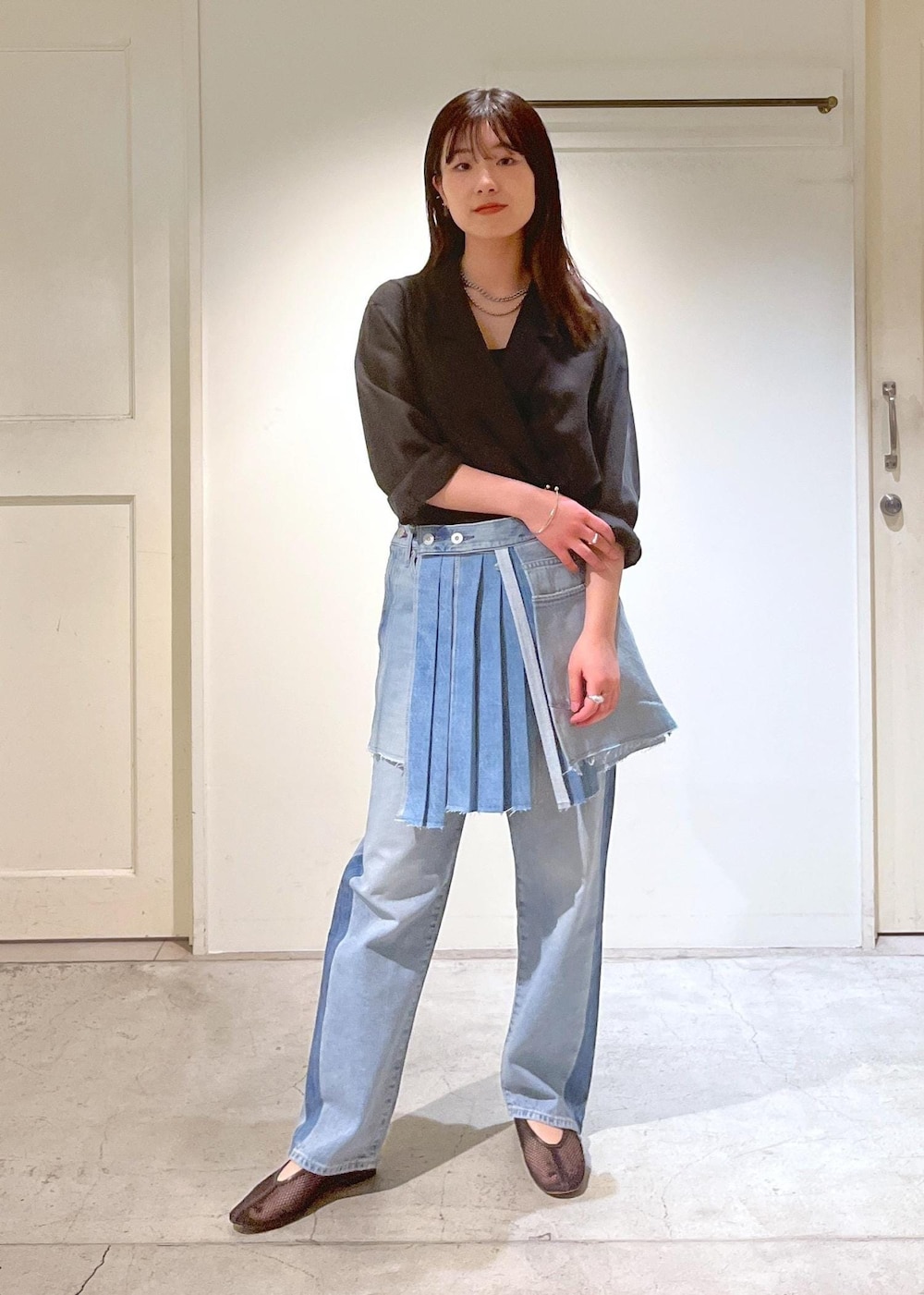 「GENTLE SILK、Hug Silk、ネイビー、KURO for SALON、デニム、OPTIMA、サイドライン、REMME、salon_recommemd_outer_pickup、ミニスカート、巻きスカート、Morphee、トートバッグ、ショルダーバッグ、やぎ革」｜「REMMEの【REMME(レメ)】メッシュフラットシューズ（パンプス、ブラック系）」を使った、michiruさん（レディース・156cm）の春コーディネートの5枚目の写真