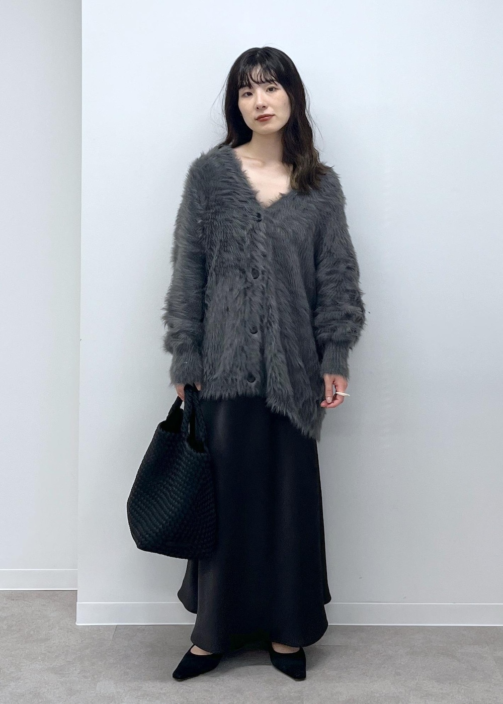 「シャギー、チャコール、バイアススカート、NEOUS、NAGHEDI、初冬コーデ、冬コーデ、お仕事コーデ、デートコーデ、お出かけコーデ、旅行コーデ、推し活コーデ、クリスマスコーデ、お正月・初詣コーデ、女子会コーデ」｜「SALON adam et rope'の【NAGHEDI(ナゲディ)】ST BARTHS medium TOTE(core)/トートバッグ（トートバッグ、ブラック系）」を使った、michiruさん（レディース・156cm）の秋コーディネートの5枚目の写真