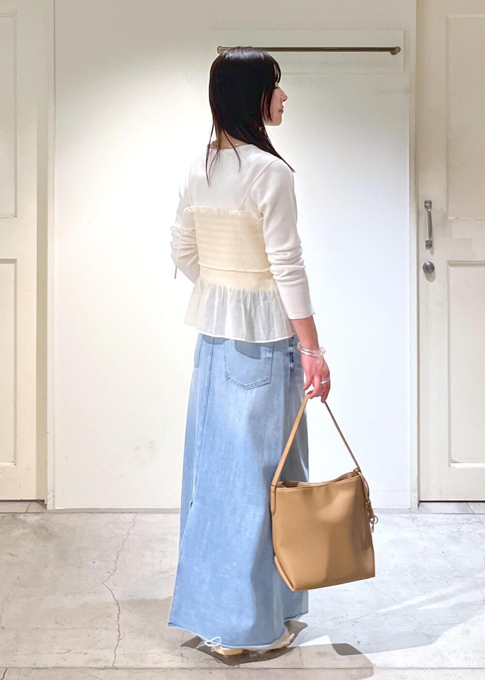 「Tシャツ、redcardtokyo、Vivan、デニム、スカート、ブルー、ミドルトートバッグ、レザー、Wminibag_pickup、初春コーデ、春コーデ、デートコーデ、お出かけコーデ、旅行コーデ、推し活コーデ」｜「SALON adam et rope'のスプリットレザーミドルトートバッグ/バケットバッグ（ショルダーバッグ、ベージュ系）」を使った、michiruさん（レディース・156cm）の春コーディネートの3枚目の写真
