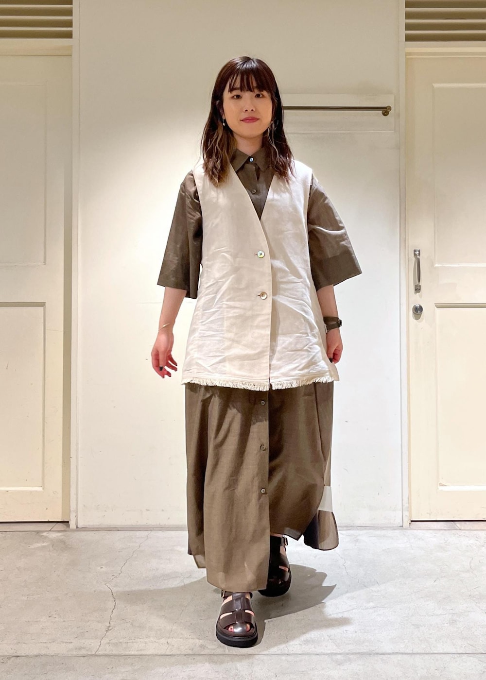 「骨格ウェーブ、ブルベ、低身長、シャツワンピース、ジレ、MOHI、レザーサンダル、シルバー、バングル、サロンアダムエロペ、ビッグシルエット、厚底シューズ、お出かけコーデ、SALON adam et rope'、シアートップス」|「MOHIの【MOHI(モヒ)】レザーサンダル(サンダル、ブラウン系)」を使った、michiruさん(レディース・156cm)の夏コーディネートの2枚目の写真