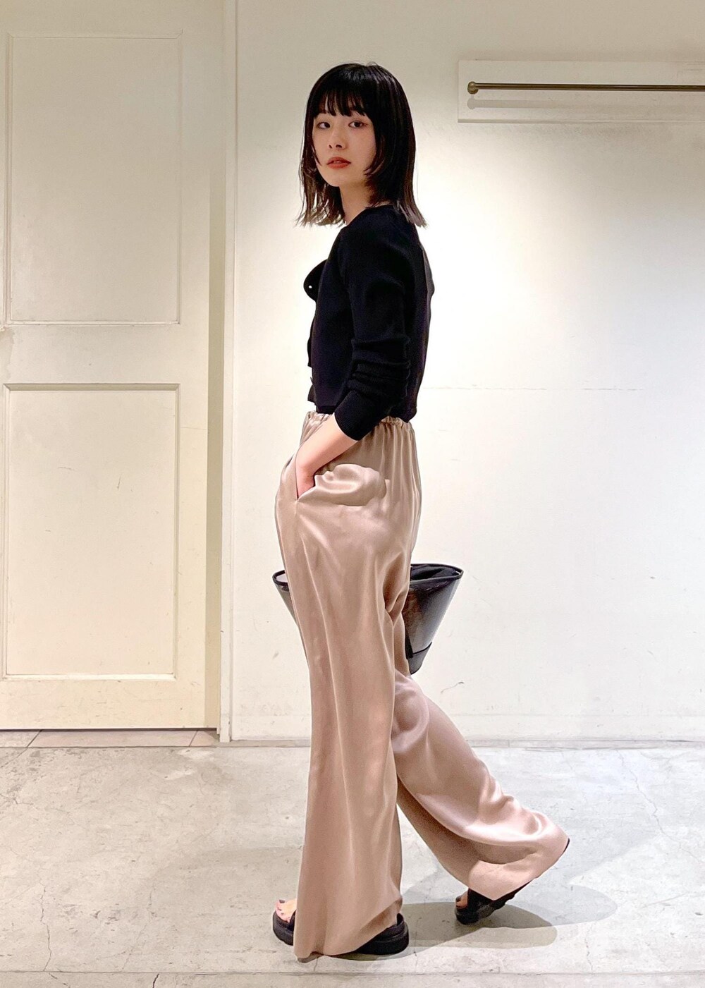 「24SS春の新作、ウォッシャブルシルク、キャミソール、GENTLE SILK、ジェントルシルク、イージーパンツ、ピンクベージュ、MOHI、クリアバッグ、3way、BAGMATI、バグマティ、ハンドバッグ、カゴバッグ、ブラック」｜「SALON adam et rope'のウォッシャブルシルクイージーパンツ【セットアップ対応】（その他パンツ、イエロー系）」を使った、michiruさん（レディース・156cm）の冬コーディネートの6枚目の写真