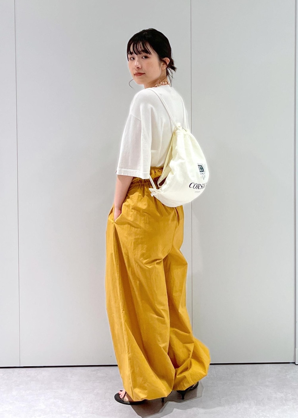「Baserange、ワイドパンツ、キャメル、BRENTELLA、ミュール、メッシュ、オフホワイト、ナップサック、リュック、extreme cashmere、Tシャツ、Raponesa General Store、ネックレス、パール、初春コーデ」｜「SALON adam et rope'のナップサック（トートバッグ、ホワイト系）」を使った、michiruさん（レディース・156cm）の冬コーディネートの8枚目の写真