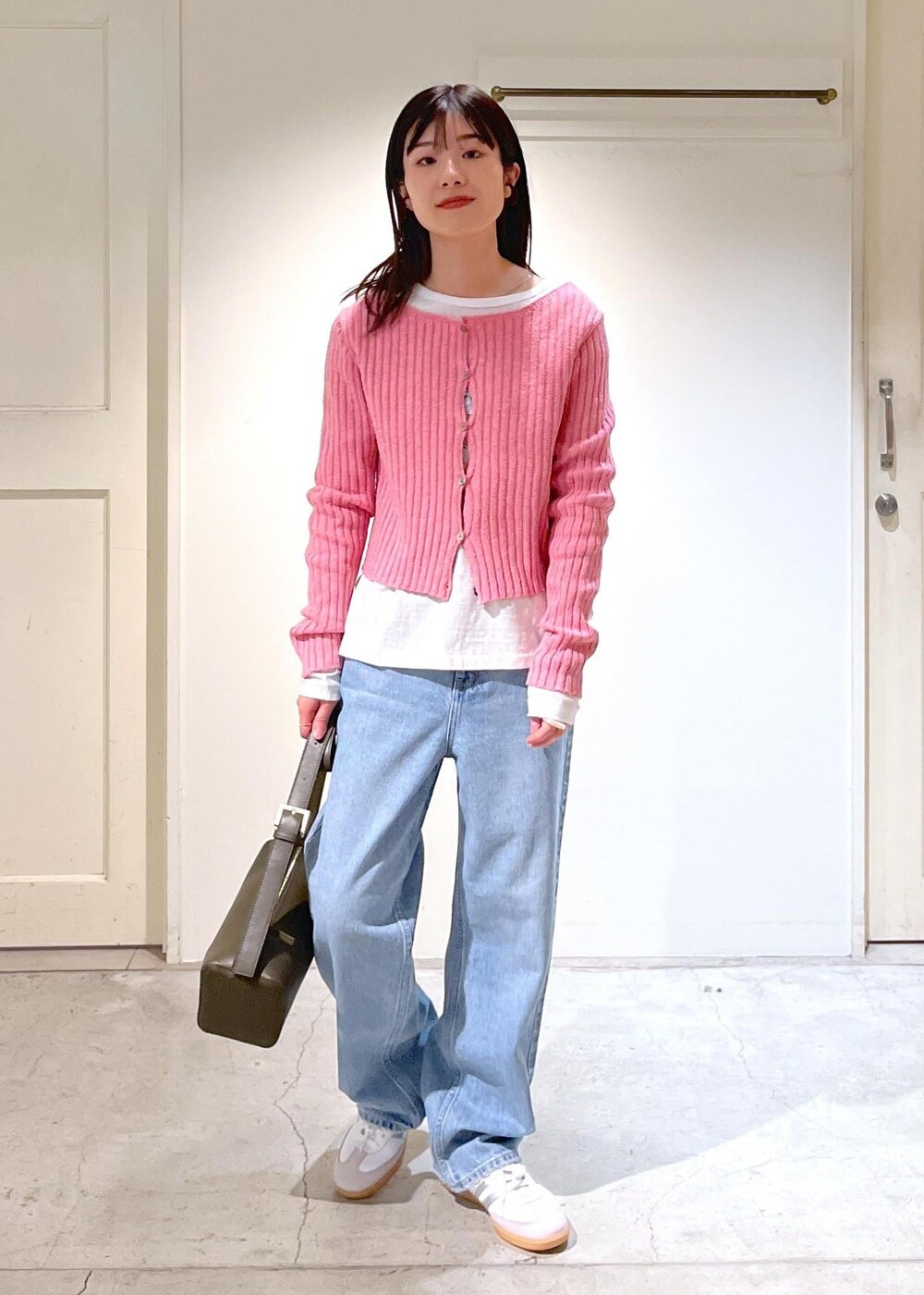 「ローシルク、2way、リブ、ピンク、クロップド丈、Tシャツ、ホワイト、RED CARD TOKYO for SALON、RED CARD TOKYO、デニム、Dakota、ブルー、ボディバッグ、レザー、カーキ」｜「RED CARD TOKYOの【RED CARD TOKYO（レッドカードトーキョー）for SALON】別注Dakota/デニム（デニムパンツ、ブルー系）」を使った、michiruさん（レディース・156cm）の冬コーディネートの4枚目の写真