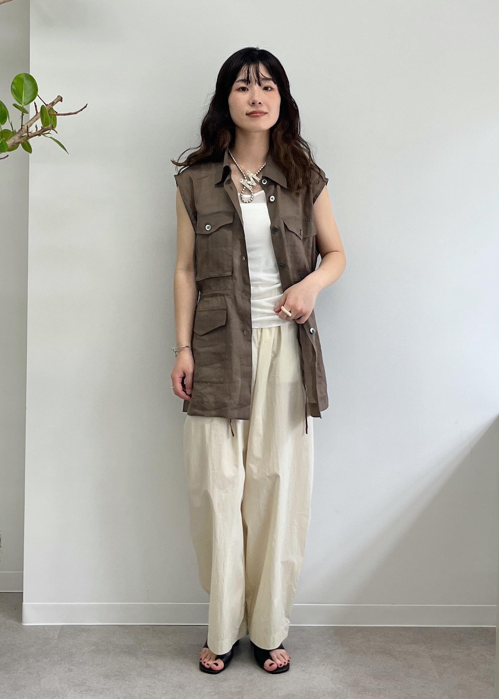 「ミリタリージレ、ミリタリーベスト、ブラウン、羽織、タンクトップ、カーヴィーパンツ、撥水、レザー、Gabriela Coll Garments、ERICKA NICOLAS BEGAY、トゥアレグ、ブローチ、初夏コーデ、夏コーデ、デートコーデ」｜「SALON adam et rope'のヒールトングサンダル（サンダル、ブラック系）」を使った、michiruさん（レディース・156cm）の春コーディネートの9枚目の写真
