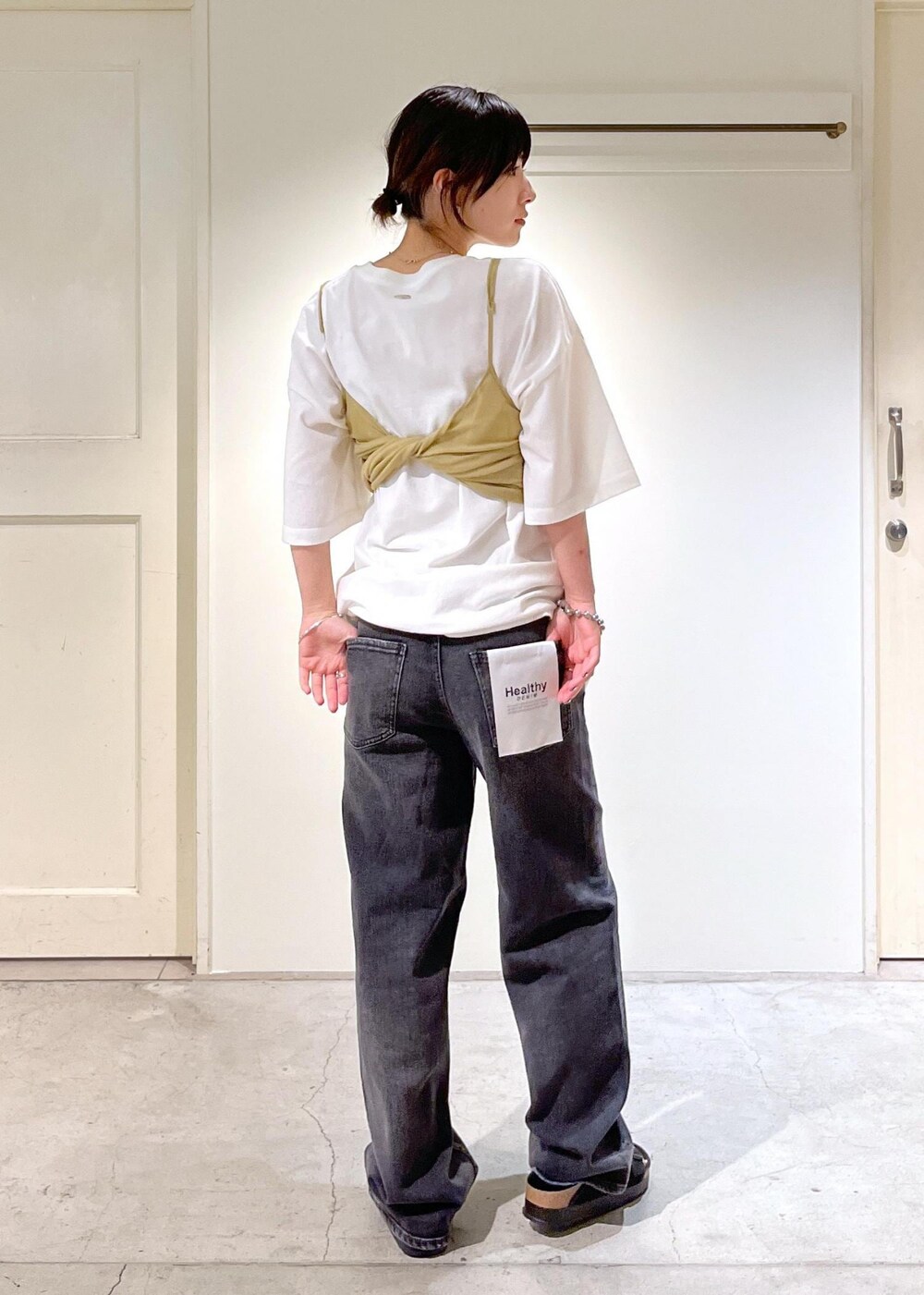 「audrey hepburn、audrey hepburn collection by jun、オードリー・ヘプバーン、オードリー・ヘプバーンコレクションバイジュン、nu=layer、healthy denim、ヘルシーデニム、BIRKENSTOCK、Arizona Platform Flex Mesh、Pink Pepper、ホワイト、ベージュ、Tシャツ、イエロー、プリント」｜「SALON adam et rope'のジャガードワンハンドルバッグ（ハンドバッグ、ベージュ系）」を使った、michiruさん（レディース・156cm）の夏コーディネートの9枚目の写真
