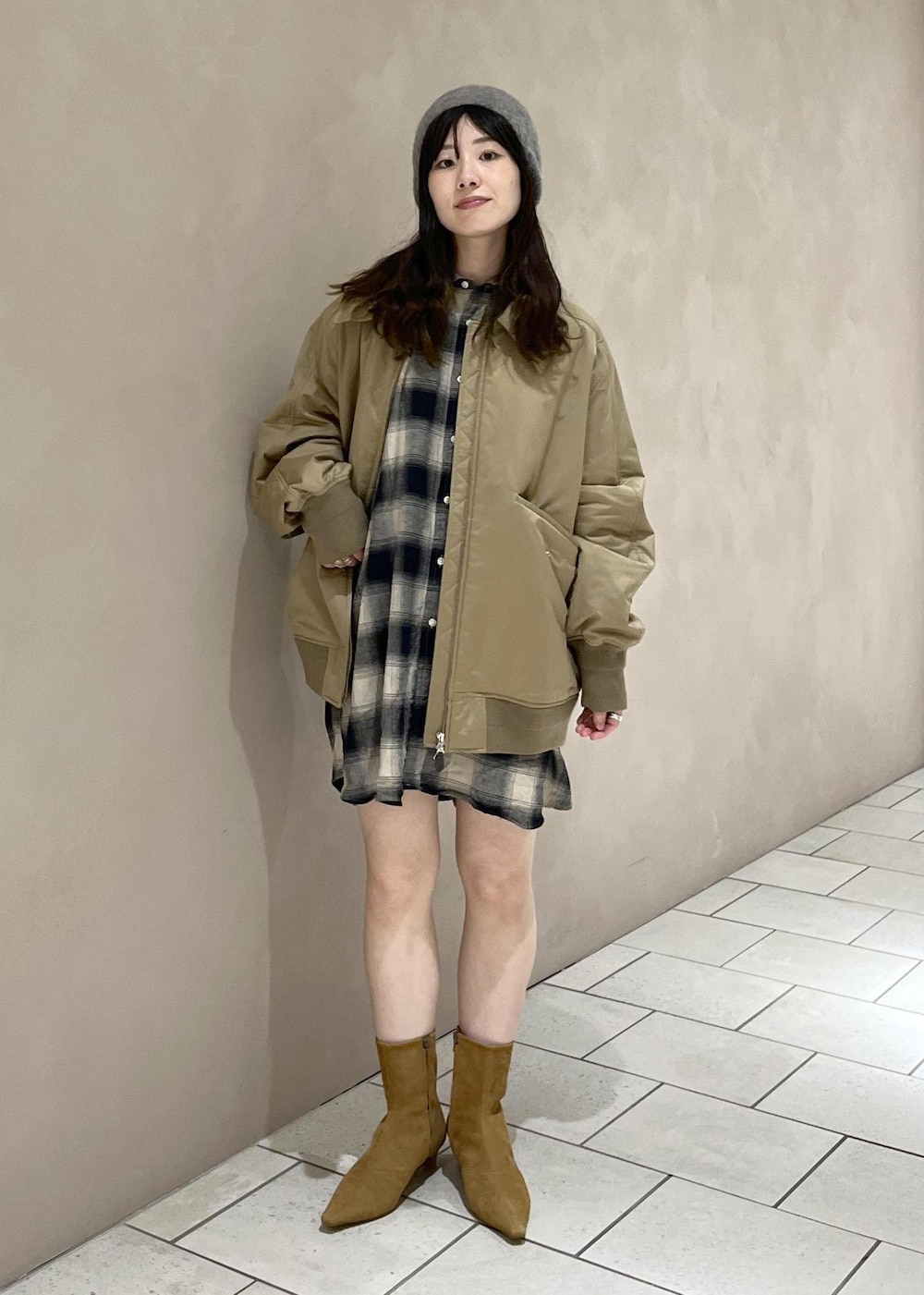 イエロー系のブーツ、ベージュ系のダウンジャケット/コート、ベージュ系のシャツ/ブラウスを着用したレディースの秋コーディネートの7枚目の写真