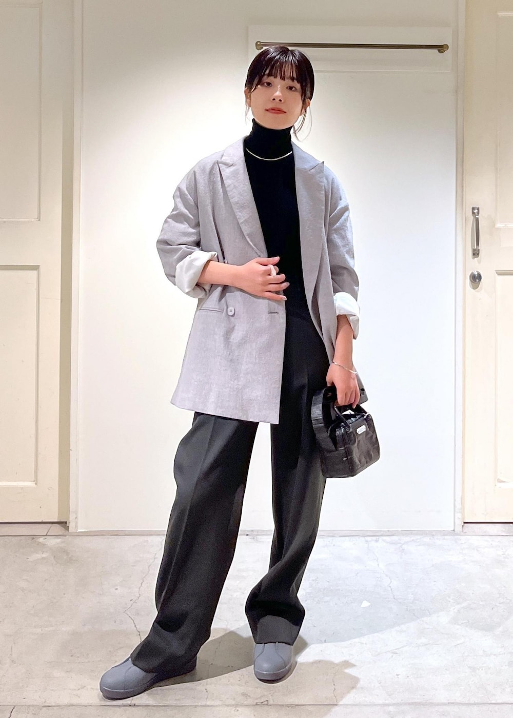 「新作、近江晒、ウール、ダブルジャケット、ウォッシャブルウール、タートル、プルオーバー、VISTO WOOL GABA、moon star、810s、popup、R&D.M.Co-OLDMAN'S TAILOR、ショルダーバッグ、ウエストポーチ、ミニバッグ」|「SALON adam et rope'のウォッシャブルウールタートルネックプルオーバー(ニット/セーター、ブラック系)」を使った、michiruさん(レディース・156cm)の秋コーディネートの3枚目の写真