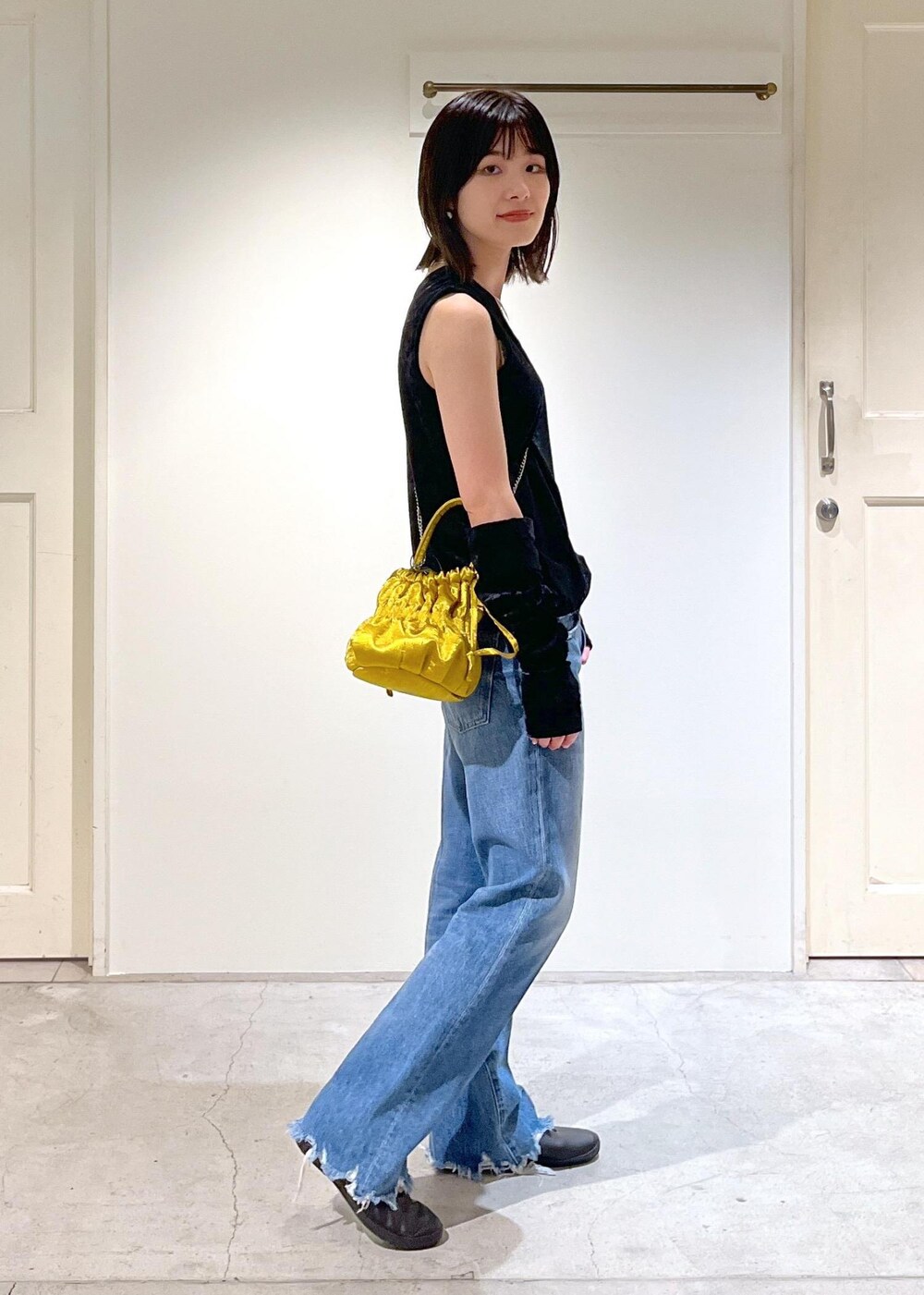 「クラッシュベロア、RED CARD TOKYO、LESLIE、MOONSTAR、ラバーシューズ、チェーンバッグ、ミニバッグ、audrey hepburn、audrey hepburn collection by jun、オードリー・ヘプバーン、オードリー・ヘプバーンコレクションバイジュン、アームカバー、NativeSilverStreams、シルバー、イエロー」|「MoonStarの【MOONSTAR FINE VULCANIZED(ムーンスター)】LITE PRIM ST(その他シューズ、ブラック系)」を使った、michiruさん(レディース・156cm)の夏コーディネートの6枚目の写真