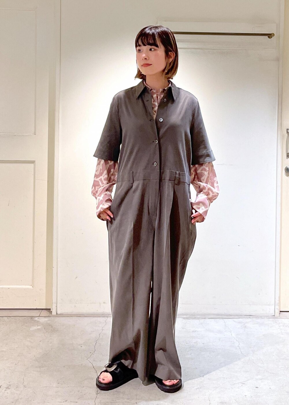 イエロー系のシャツ/ブラウス、ベージュ系のハンドバッグ、ブラック系のサンダルを着用したレディースの春コーディネートの7枚目の写真