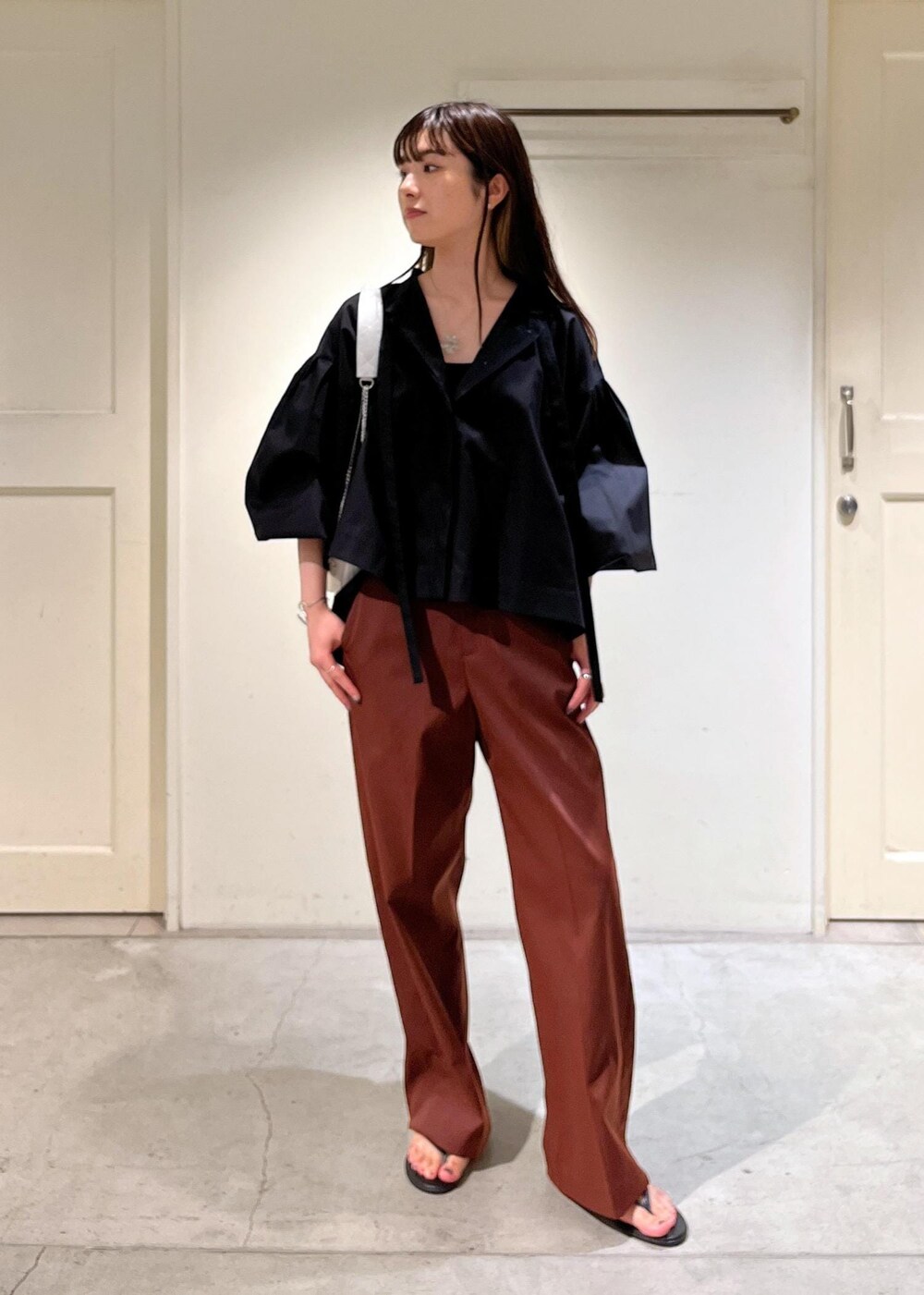 「23AW秋の新作、骨格ウェーブ、ブルベ、低身長、ボリュームスリーブ、サンダル、NICOLAS LAINAS、PLASTICITY、ショルダーバッグ、ハンドバッグ、ミニバッグ、休日スタイル、サロンアダムエロペ、SALON　adam et rope'、ブラウン」｜「NICOLAS LAINASの【NICOLAS LAINAS（ニコラスライナス）】コンフォートソールトングサンダル（サンダル、ブラック系）」を使った、michiruさん（レディース・156cm）の夏コーディネートの2枚目の写真