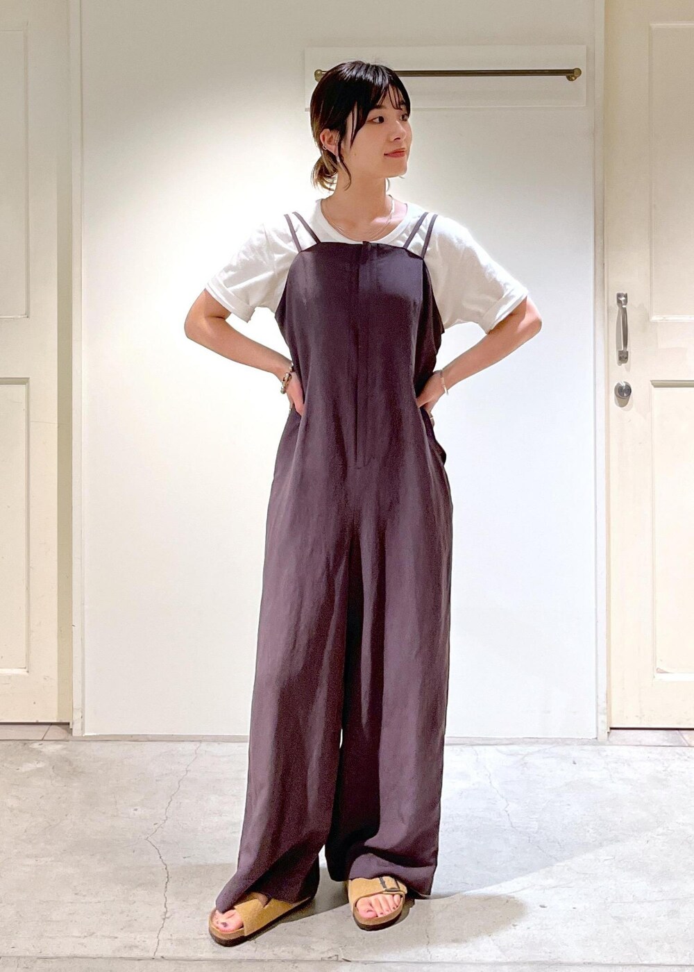 「SALE、チャコール、BIRKENSTOCK、Arizona VL Dotted、OUTDOOR PRODUCTS for SALON、OUTDOOR PRODUCTS、NativeSilverStreams、シルバー、ブラック、ホワイト、Tシャツ、オールインワン、ベージュ、初夏コーデ、夏コーデ」｜「SALON adam et rope'のダブルストラップキャミオールインワン【セットアップ対応】（つなぎ/オールインワン、グレー系）」を使った、michiruさん（レディース・156cm）の夏コーディネートの8枚目の写真