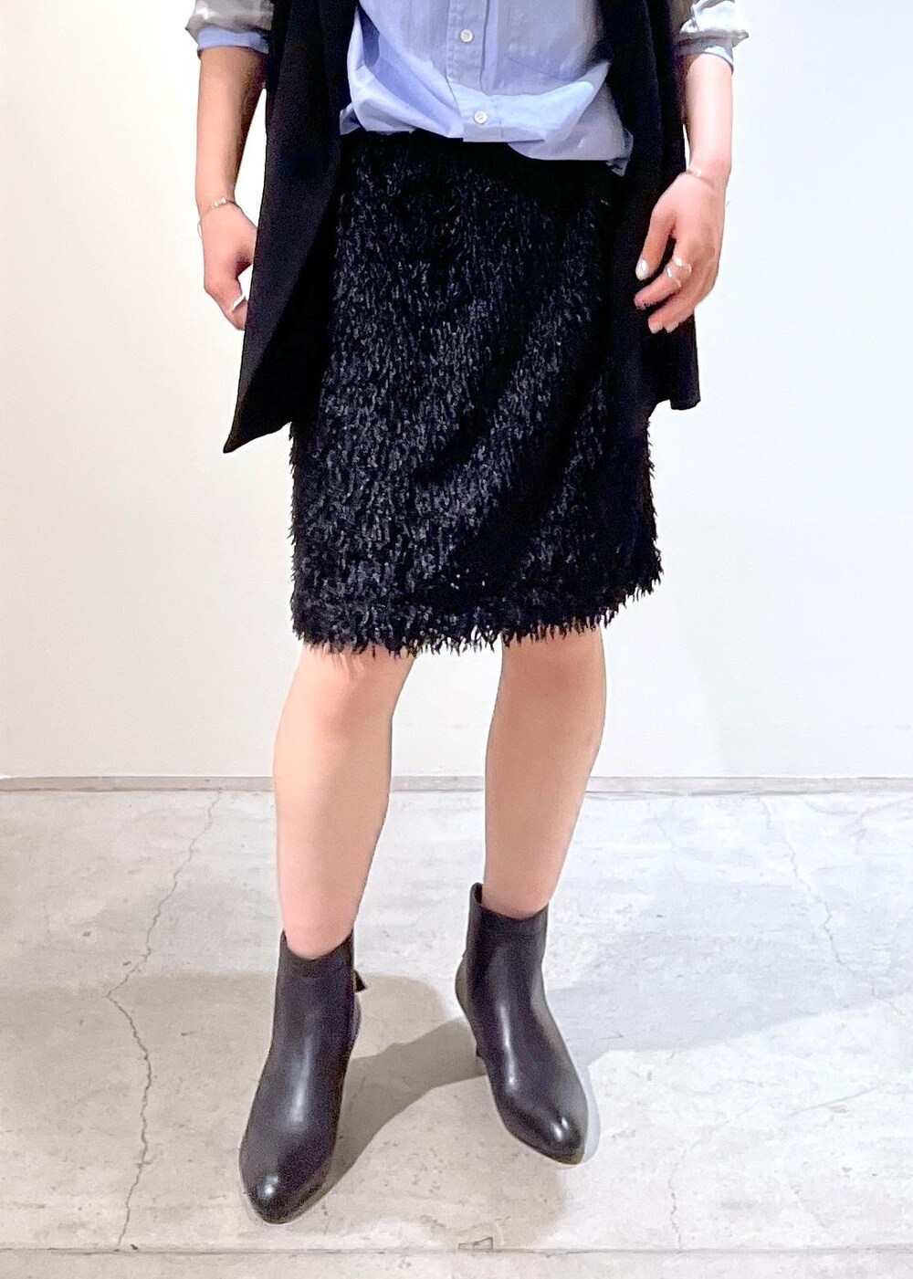 「新作、Americana for SALON、Americana、近江晒、ウール、フェザー、ミニバッグ、クラッチバッグ、REMME、ブラック、ジャケット、オーバーサイズ、ダブルボタン、ブルー、シャツ」|「SALON adam et rope'のフェザーレイヤードスカート/ミニスカート【洗える】(スカート、ブラック系)」を使った、michiruさん(レディース・156cm)の夏コーディネートの10枚目の写真