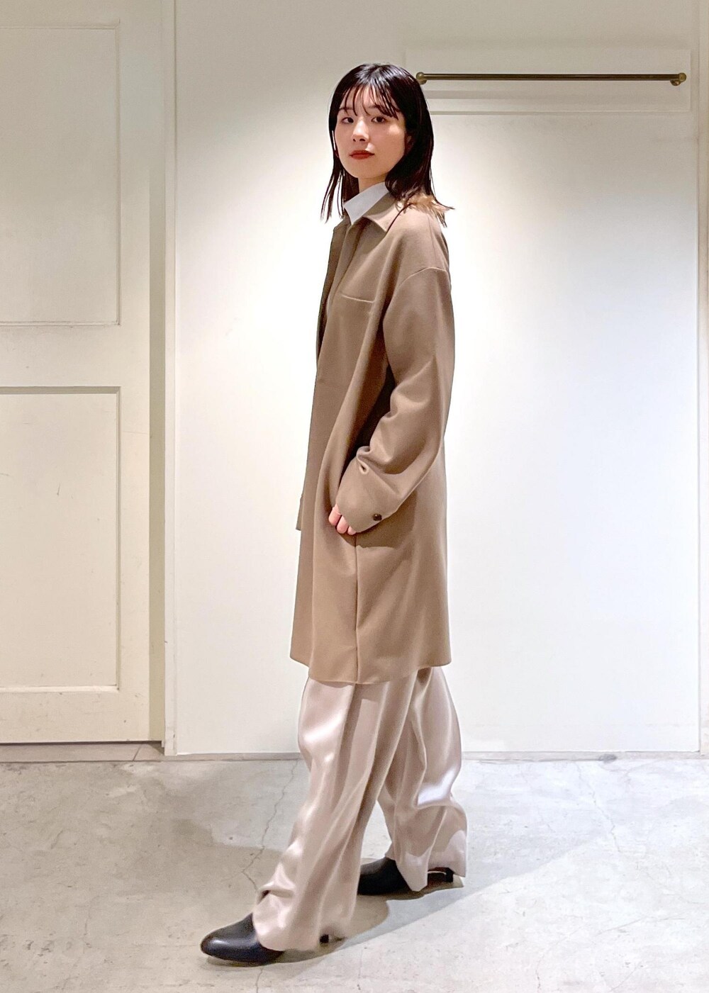 「ウール、ベージュ、Tシャツ、ハイネック、シアー、ホワイト、GENTLE SILK、イージーパンツ、グレー、REMME、ショートブーツ、レザー、ブラック、TWEEDMILL、マフラー」｜「SALON adam et rope'のGENTLE SILKイージーパンツ【セットアップ対応】（その他パンツ、グレー系）」を使った、michiruさん（レディース・156cm）の秋コーディネートの9枚目の写真