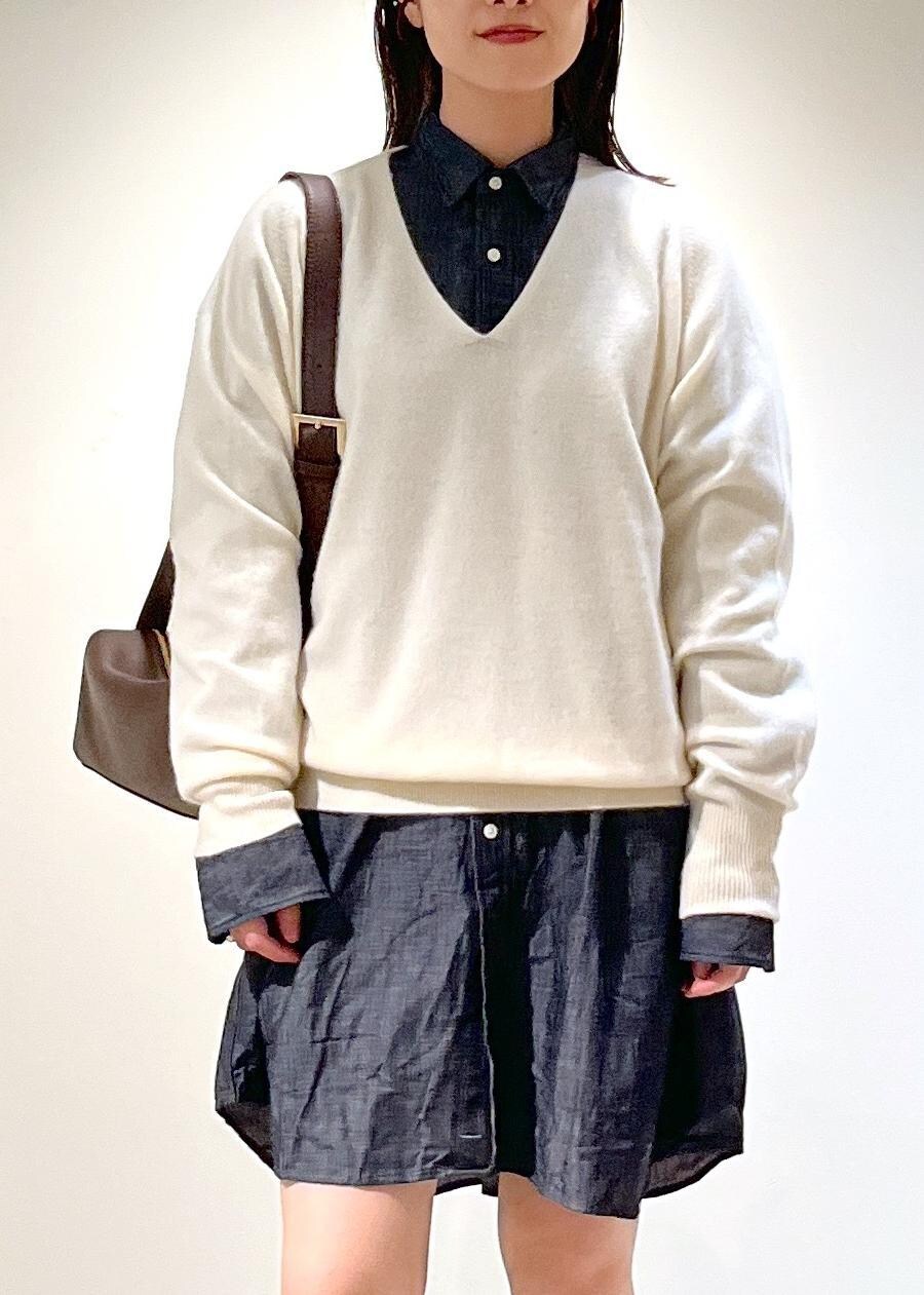 「カシミヤ、ニット、プルオーバー、ホワイト、Ｖネック、INDIVIDUALIZED SHIRTS for SALON、シャツ、オーバーシャツ、デニムシャツ、ブラック、REMME、チェルシーブーツ、ダークブラウン、レザー、秋コーデ」｜「SALON adam et rope'の【雑誌掲載】【追加】レザーボックスショルダーバッグ/クロスボディバッグ（ショルダーバッグ、ブラウン系）」を使った、michiruさん（レディース・156cm）の秋コーディネートの8枚目の写真