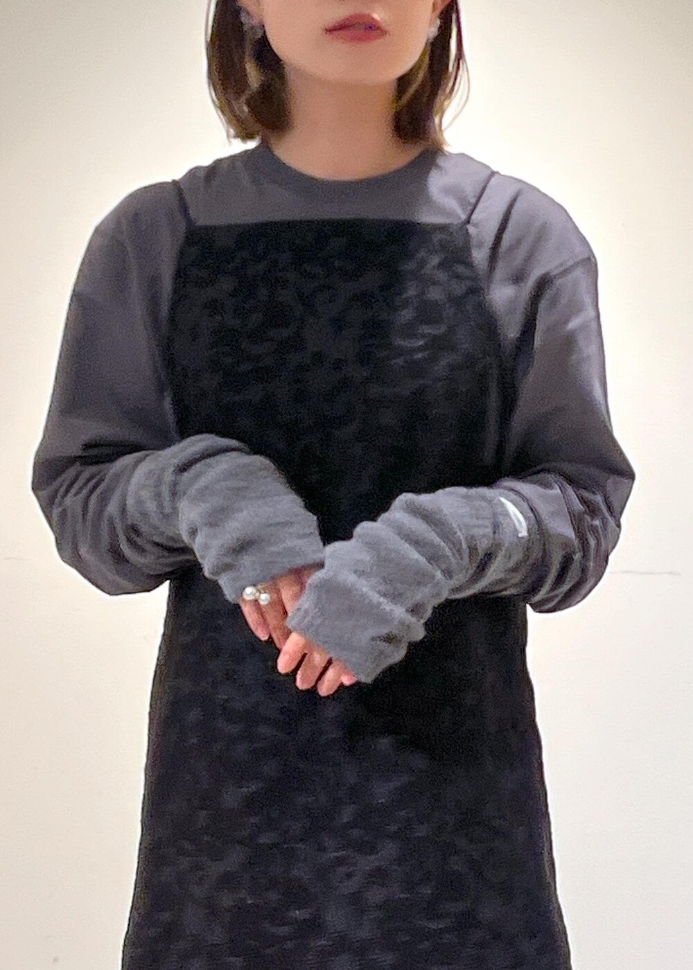 「Tシャツ、KARL BLOSSFELD、キャミワンピース、桐生織、ジャガード、NEW BALANCE、ニューバランス、Americana、アメリカーナ、アームウォーマー、サロンアダムエロペ、TEMBEA、GUNTE、グレー、ブラック」|「SALON adam et rope'の【NIPPON CULTURE】ジャガードキャミワンピース(ワンピース、ブラック系)」を使った、michiruさん(レディース・156cm)の秋コーディネートの6枚目の写真