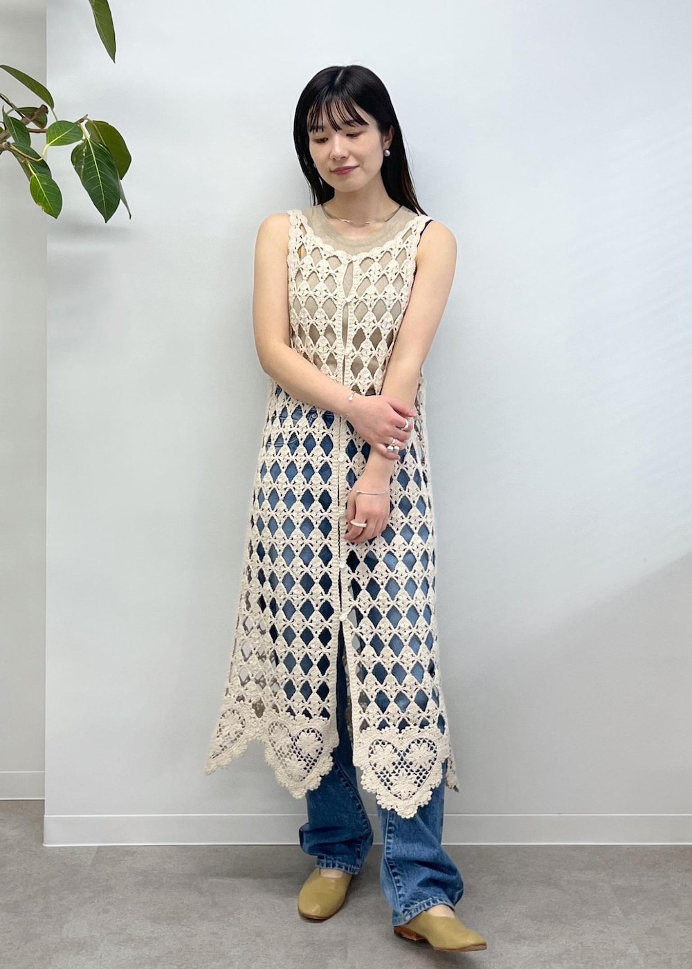「Americana for SALON、Americana、ジレ、ベージュ、アメリカンスリーブ、ハイツイストコットン、レースワンピース、クロシェ編み、キナリ、KURO for SALON、デニム、MARTINIANO、フラットシューズ、初春コーデ、春コーデ」|「AMERICANAの【Americana(アメリカーナ) for SALON】別注ベスト(ベスト、イエロー系)」を使った、michiruさん(レディース・156cm)の冬コーディネートの5枚目の写真