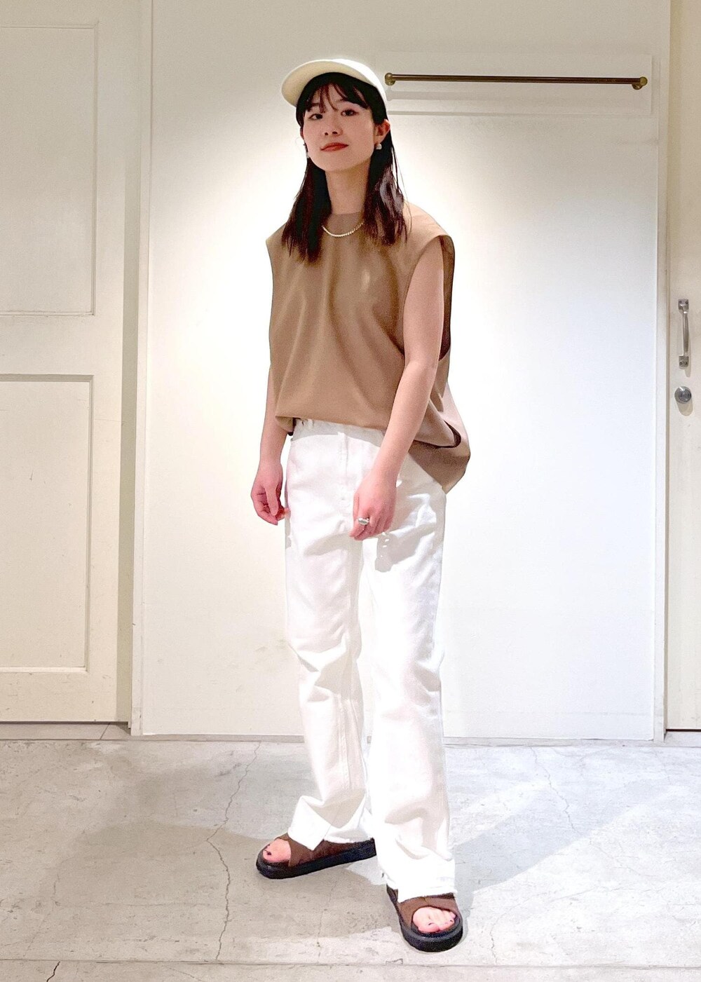 「Americana for SALON、半袖ジャケット、ノーカラー、2way、デニム、ホワイト、MOHI、ERICKA NICOLAS BEGAY、初春コーデ、春コーデ、お仕事コーデ、セレモニーコーデ、授業参観日コーデ、デートコーデ、お出かけコーデ」|「MOHIの【MOHI(モヒ)】バックルベルトサンダル(サンダル、ブラウン系)」を使った、michiruさん(レディース・156cm)の春コーディネートの7枚目の写真