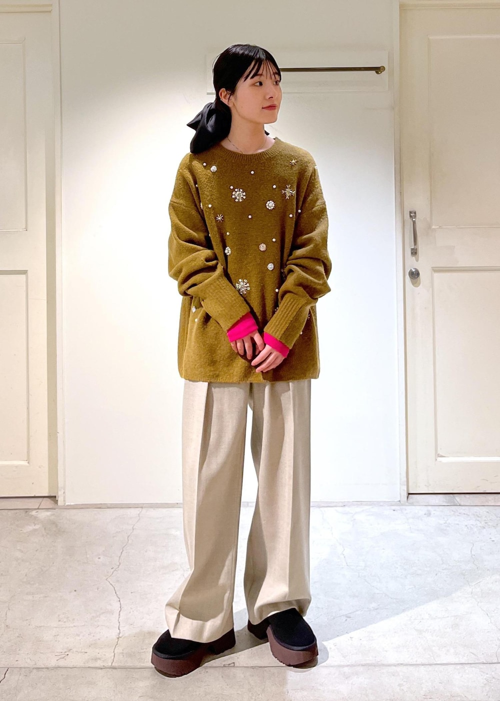 「BALLI、シャギー、Pコート、ベージュ、アウター、ニット、ビジュー、ヤクウール、プルオーバー、カーキ、KINAN、Tシャツ、リブ、ピンク、フラノ」|「heyepの【heyep(ヘイップ)】Silk Square Large Scrunchie/シルクスクエアシュシュ ラージ(シュシュ、ブラック系)」を使った、michiruさん(レディース・156cm)の冬コーディネートの8枚目の写真