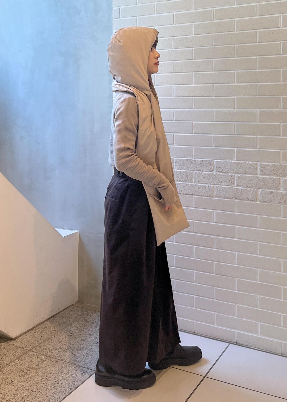 「GREEN DOWN、ダウンストール、クリーミーコットン、タイトスカート、UGG、SALON adam et ropé、サロンアダムエロペ、ニット、ファッションを楽しもう、ブラウン、タートルネック、Creamy Cotton、ブーツ、冬コーデ」｜「SALON adam et rope'の[GREEN DOWN]フード付きダウンストール（ストール/ショール、ベージュ系）」を使った、michiruさん（レディース・156cm）の秋コーディネートの5枚目の写真