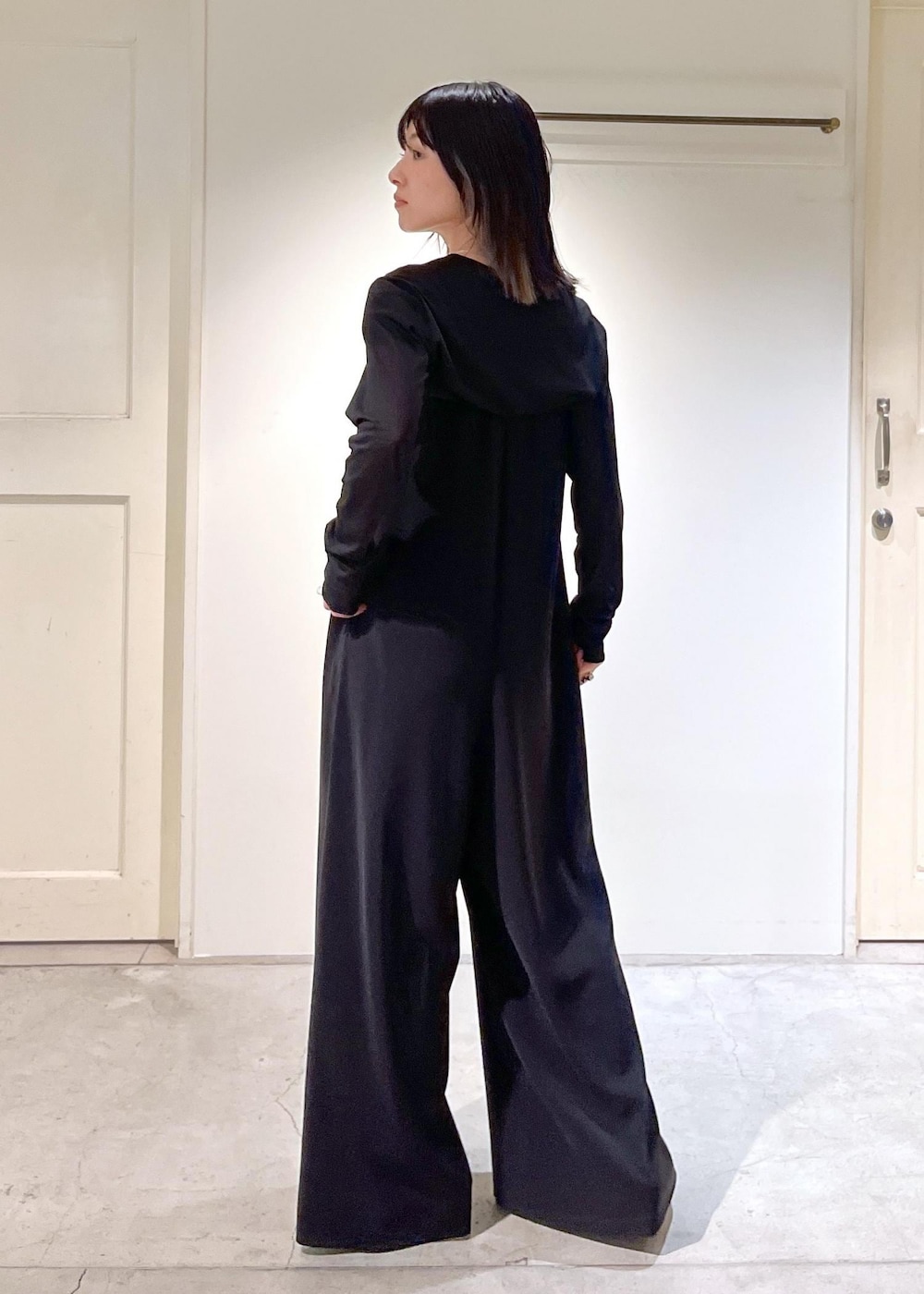 「GGG for SALON、GOOD PEOPLE GOOD STITCHING GOOD PRODUCT、シアー、Tシャツ、ブラック、オールインワン、ベアトップ、O'NEIL of DUBLIN for SALON、O'NEIL of DUBLIN、キルトスカート、チェック柄、BRENTELLA、ミニバッグ、レザー、ヒール」｜「O'NEIL of DUBLINの【O'NEIL of DUBLIN for SALON】別注2カラーレッグイージーキルトスカート（スカート、グレー系）」を使った、michiruさん（レディース・156cm）の秋コーディネートの10枚目の写真