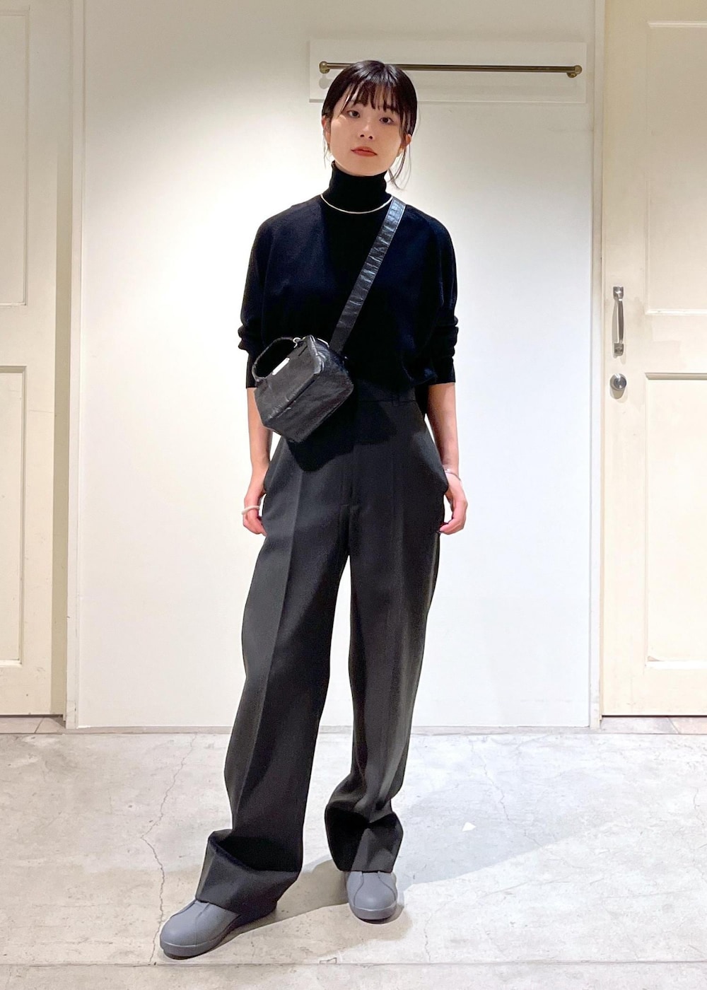「新作、近江晒、ウール、ダブルジャケット、ウォッシャブルウール、タートル、プルオーバー、VISTO WOOL GABA、moon star、810s、popup、R&D.M.Co-OLDMAN'S TAILOR、ショルダーバッグ、ウエストポーチ、ミニバッグ」|「SALON adam et rope'のウォッシャブルウールタートルネックプルオーバー(ニット/セーター、ブラック系)」を使った、michiruさん(レディース・156cm)の秋コーディネートの7枚目の写真