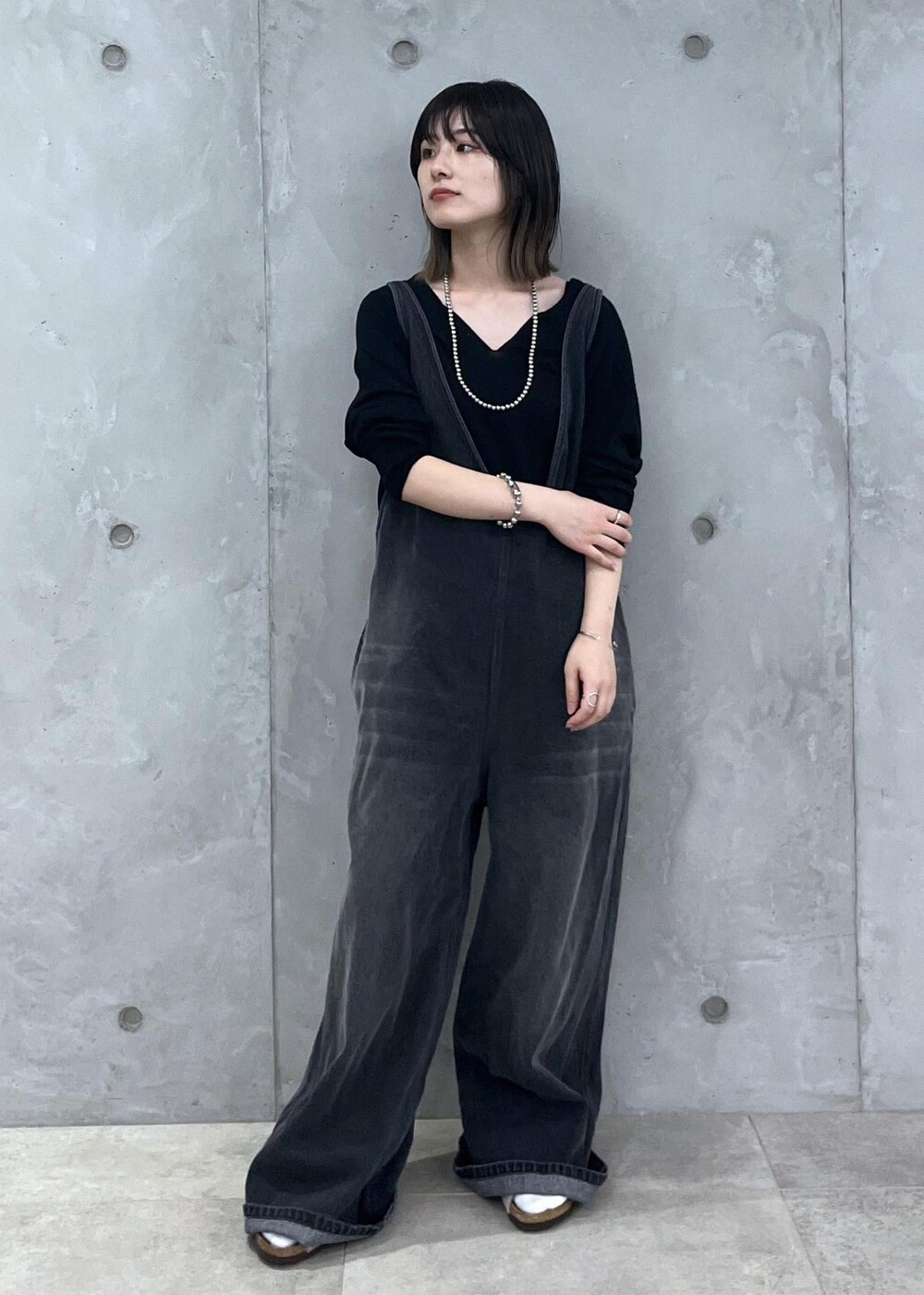 「ウォッシャブルウール、ニット、WEB限定、デニム、AULENTTI、ERICKA NICOLAS BEGAY、シルバー、ブラック、レザー、レザーバッグ、プルオーバー、オールインワン、サロペット、オーバーオール、初秋コーデ」｜「SALON adam et rope'のウォッシャブルウールVネックプルオーバー（ニット/セーター、ブラック系）」を使った、michiruさん（レディース・156cm）の夏コーディネートの5枚目の写真