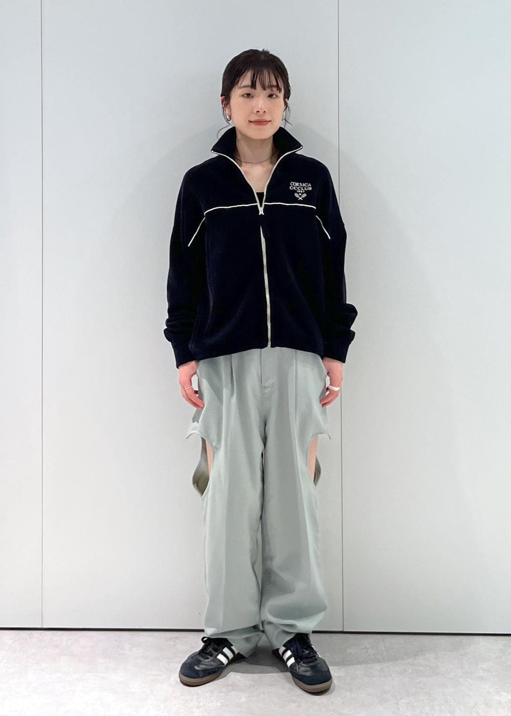 「CreamyCotton、クリーミーコットン、ブルゾン、オーガニックコットン、ブラック、VELVETY INDIGO BLUE BLACK、グリーン、adidas、SAMBA OG、初春コーデ、春コーデ、初秋コーデ、秋コーデ、運動会コーデ、旅行コーデ」｜「SALON adam et rope'のブラパッド付タンクトップ-CreamyCotton /クリーミーコットン-（タンクトップ、ブラック系）」を使った、michiruさん（レディース・156cm）の冬コーディネートの4枚目の写真