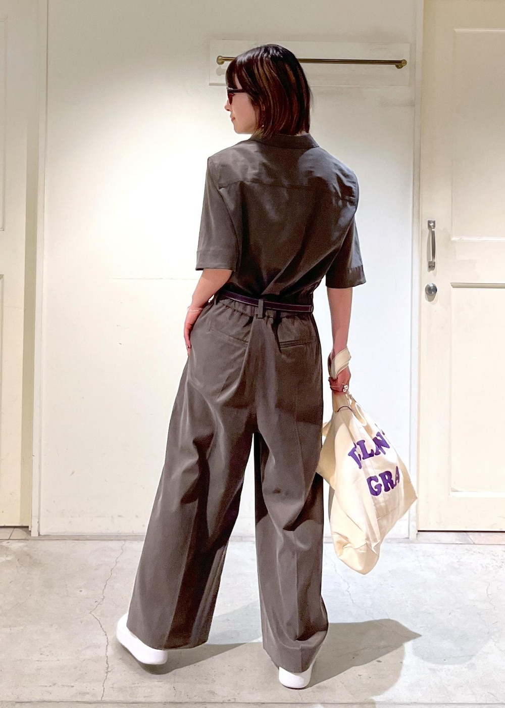 「カーキ、アメリカンスリーブ、タンクトップ、パープル、Smile Cotton、TORY LEATHER、ベルト、New Balance、CT302C、BAGNATI、ホワイト、トートバッグ、オールインワン、スニーカー、サロンアダムエロペ」｜「SALON adam et rope'の【Smile Cotton】カップ付きアメリカンスリーブタンクトップ（タンクトップ、パープル系）」を使った、michiruさん（レディース・156cm）の春コーディネートの8枚目の写真
