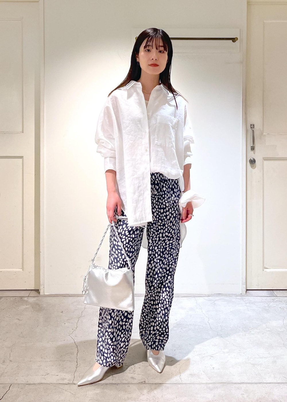 「GENTLE LINEN、オーバーシャツ、Hug Silk、BANANATIME、イージーパンツ、総柄、ヒールパンプス、レザー、heyep、シュシュ、初春コーデ、春コーデ、お仕事コーデ、デートコーデ、お出かけコーデ」|「SALON adam et rope'のHug Silk ラウンドネックタンクトップ(タンクトップ、ホワイト系)」を使った、michiruさん(レディース・156cm)の春コーディネートの2枚目の写真