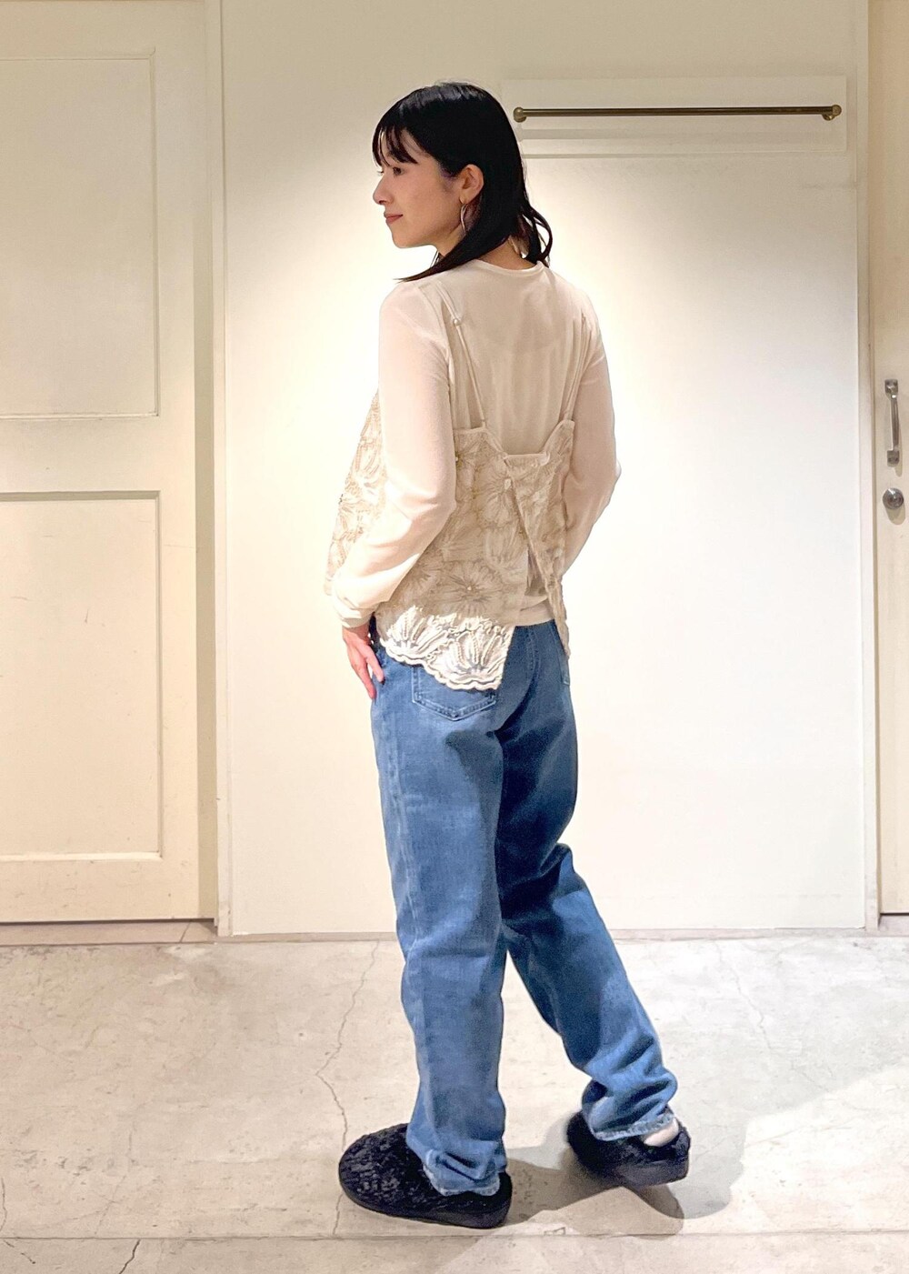 「フォックスカシミヤ、アウター、ブラック、Tシャツ、ベロア、シアー、ホワイト、レース、フラワー、RED CARD TOKYO、デニム、SUBU、スリッポン、秋コーデ、初冬コーデ」｜「SALON adam et rope'のフォックスカシミヤノーカラーブルゾン（ブルゾン、ブラック系）」を使った、michiruさん（レディース・156cm）の冬コーディネートの9枚目の写真