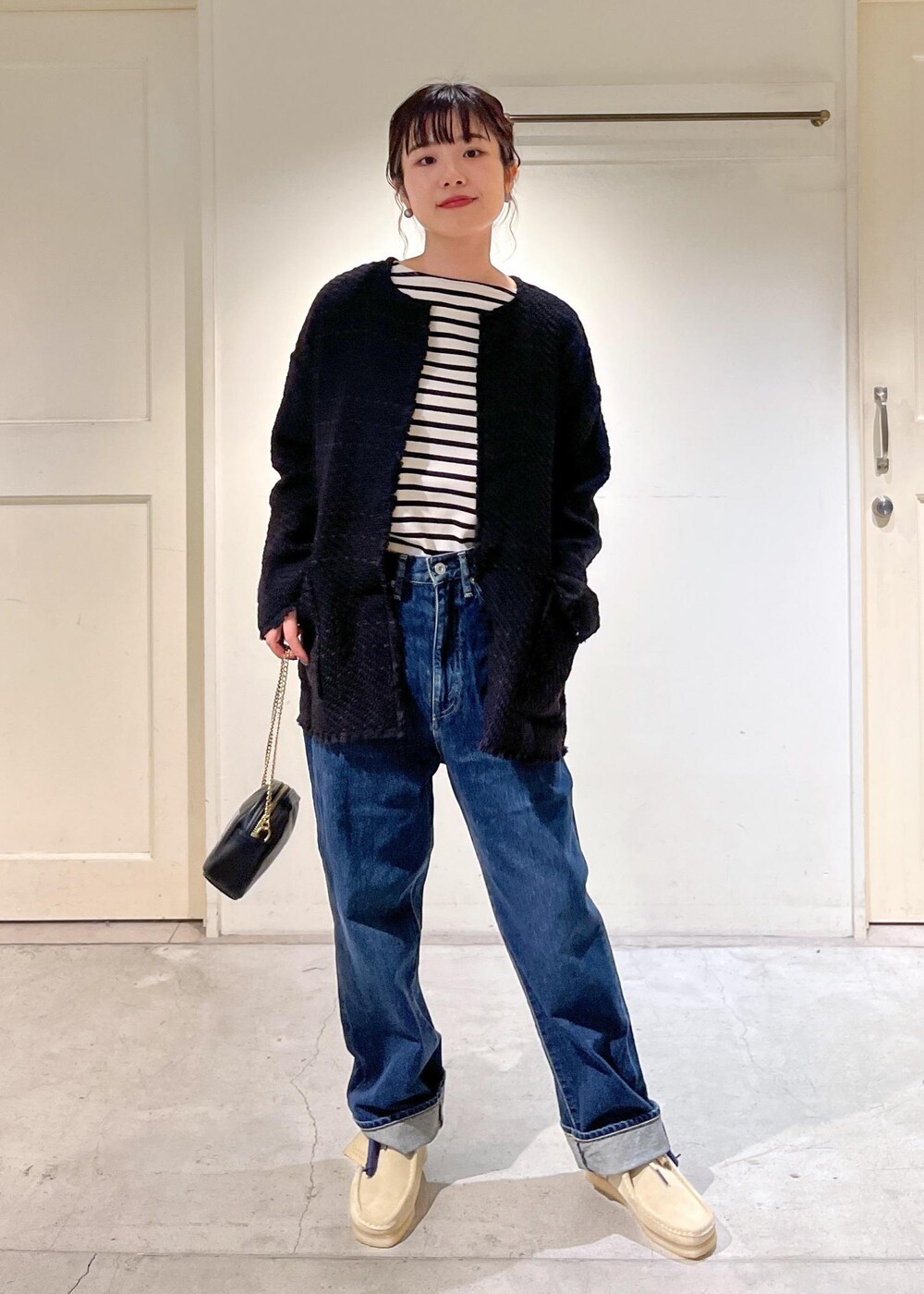「23AW秋の新作、骨格ウェーブ、ブルベ、低身長、サロンアダムエロペ、John Branigan、SAINT JAMES、KURO、Clarks、Americana、SALON adam et ropé、ボーダー、デニム、シンプルコーデ、きれいめカジュアル」｜「John braniganの【John Branigan（ジョンブラニガン）】フリンジノーカラージャケット（ノーカラージャケット、ブラック系）」を使った、michiruさん（レディース・156cm）の秋コーディネートの3枚目の写真