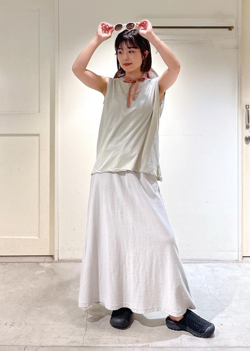 「GREYCHORD、SOFIE、グレー、HANNA、KEEN、SAN JUAN SANDAL 2、サンダル、La Maison de Lyllis、FONTANA、ハット、IZIPIZI、サングラス、ノースリーブ、スカート、ブラック」｜「KEENの【KEEN（キーン）】SAN JUAN SANDAL 2（サンダル、ブラック系）」を使った、michiruさん（レディース・156cm）の春コーディネートの5枚目の写真