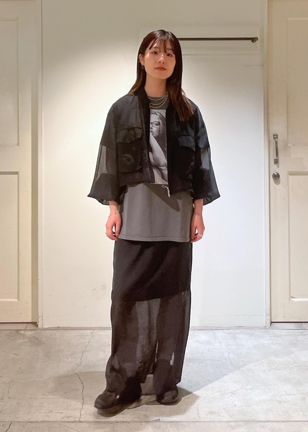 「羽織、COUTURE D'ADAM、クチュール ド アダム、チャコール、フォトプリント、タイトスカート、MOONSTAR、810s、STUDEN AERO、OUTDOOR PRODUCTS for SALON、初春コーデ、春コーデ、デートコーデ、お出かけコーデ、旅行コーデ」|「OUTDOOR PRODUCTSの【追加・A4対応】【OUTDOOR PRODUCTS for SALON】別注2WAYトートバッグ4/アウトドアプロダクツ(トートバッグ、ブラック系)」を使った、michiruさん(レディース・156cm)の春コーディネートの5枚目の写真