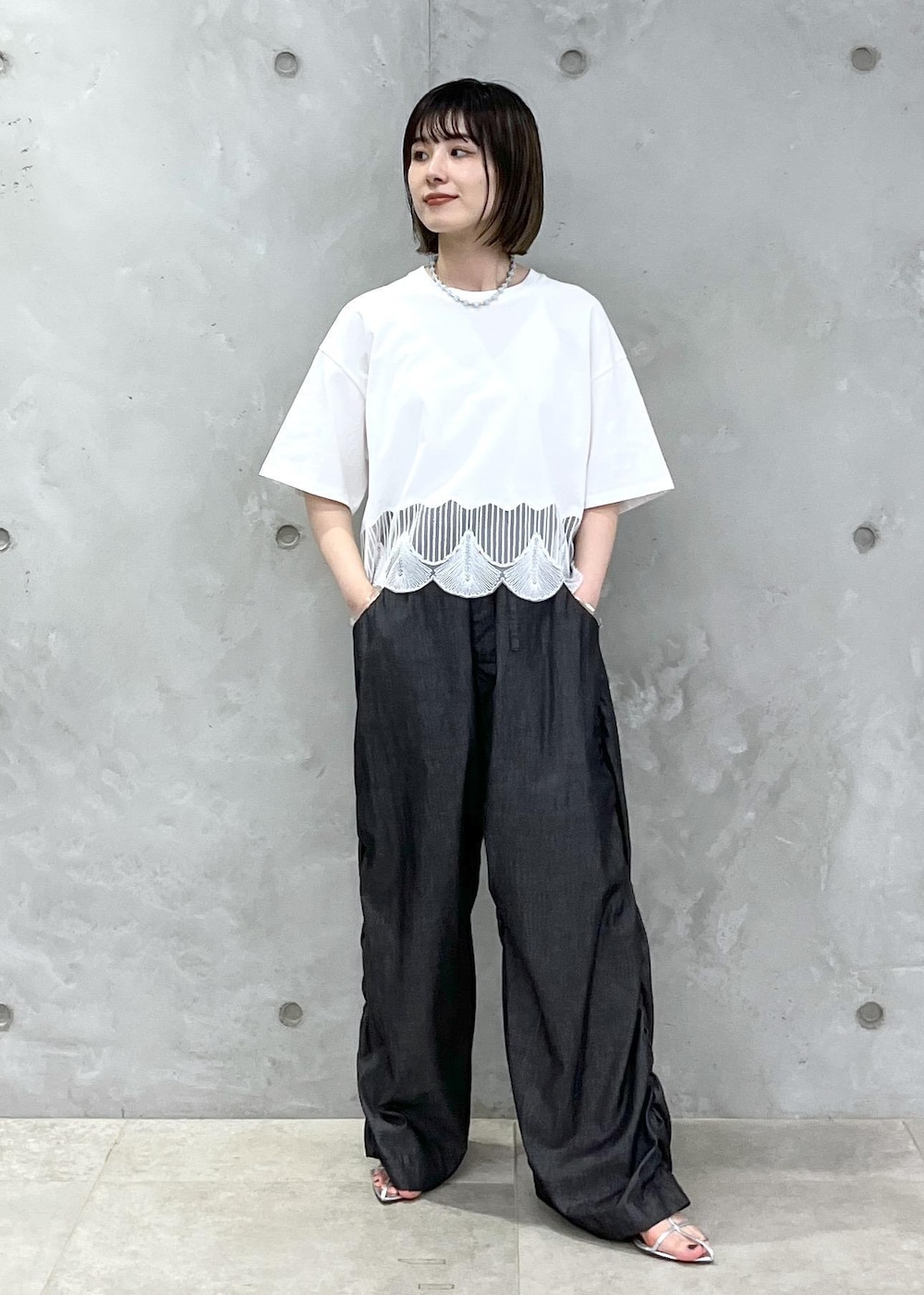 「EMYU RAKUSAI、シアー、Gabriela Coll Garments、BRENTELLA、シルバー、レザー、サロンアダムエロペ、NIPPON CULTURE、24SS春の新作、24SS予約、24SS夏の新作、骨格ウェーブ、ブルべ、春ファッション、夏ファッション」｜「SALON adam et rope'の【雑誌掲載】【追加】レザーボックスショルダーバッグ（ショルダーバッグ、シルバー系）」を使った、michiruさん（レディース・156cm）の春コーディネートの9枚目の写真