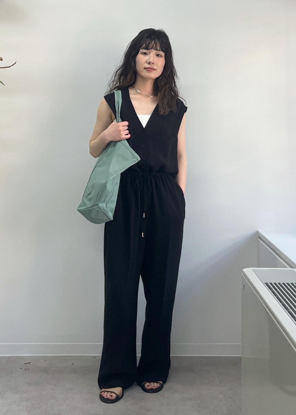 「L.L.Bean for SALON、L.L.Bean、グロサリートート、カーキ、バックサテン、ブラック、プリマベール、ホワイト、BRENTELLA、VIRNINA、ミュール、初夏コーデ、夏コーデ、お仕事コーデ、デートコーデ」｜「SALON adam et rope'のプリマベールファームリーリブタンクトップ［UVケア・洗える］（タンクトップ、ホワイト系）」を使った、michiruさん（レディース・156cm）の春コーディネートの4枚目の写真