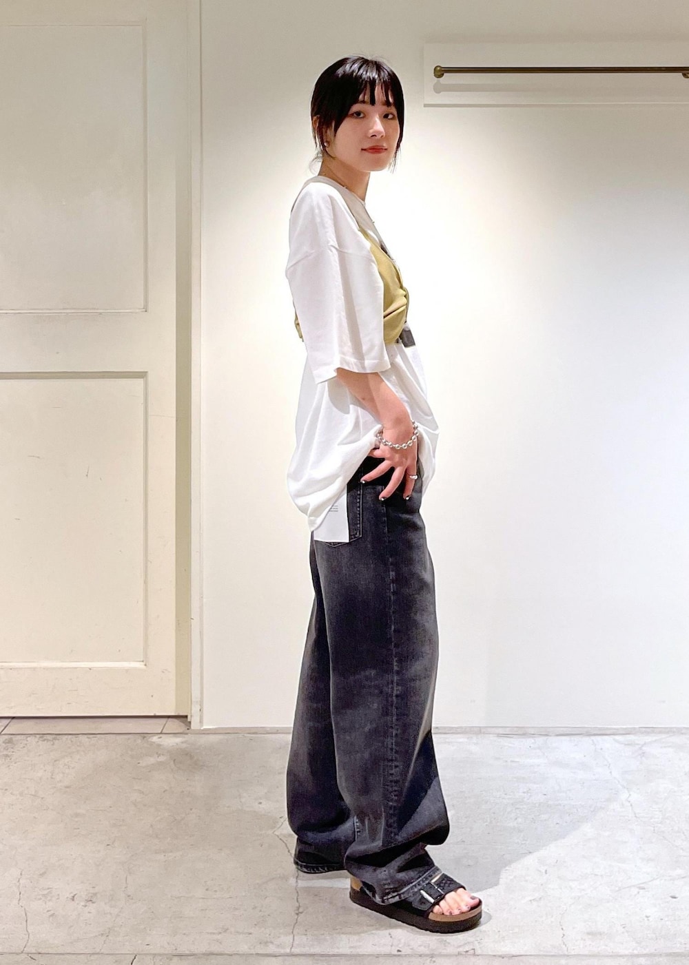 「audrey hepburn、audrey hepburn collection by jun、オードリー・ヘプバーン、オードリー・ヘプバーンコレクションバイジュン、nu=layer、healthy denim、ヘルシーデニム、BIRKENSTOCK、Arizona Platform Flex Mesh、Pink Pepper、ホワイト、ベージュ、Tシャツ、イエロー、プリント」｜「SALON adam et rope'のジャガードワンハンドルバッグ（ハンドバッグ、ベージュ系）」を使った、michiruさん（レディース・156cm）の夏コーディネートの8枚目の写真