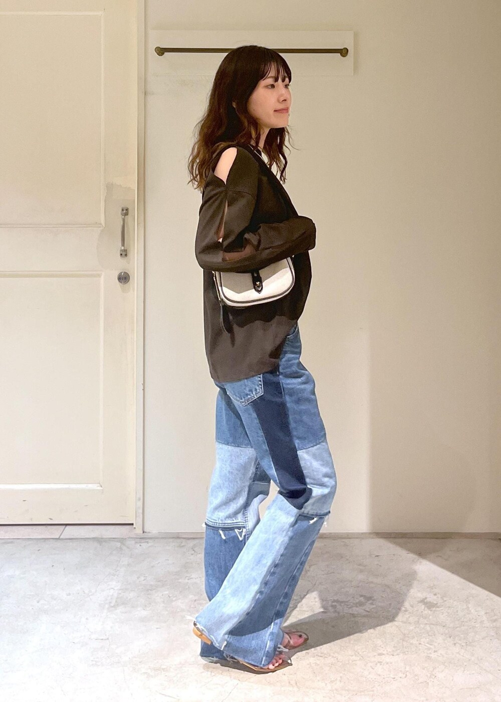 「Baserange、PIN LONG SLEEVE TEE、デニム、COTTON USA、Brady、COLNE MINI、初春コーデ、春コーデ、デートコーデ、お出かけコーデ、旅行コーデ、アウトドアコーデ、推し活コーデ、女子会コーデ、大人カジュアル」｜「SALON adam et rope'のナローストラップサンダル（サンダル、その他）」を使った、michiruさん（レディース・156cm）の春コーディネートの4枚目の写真